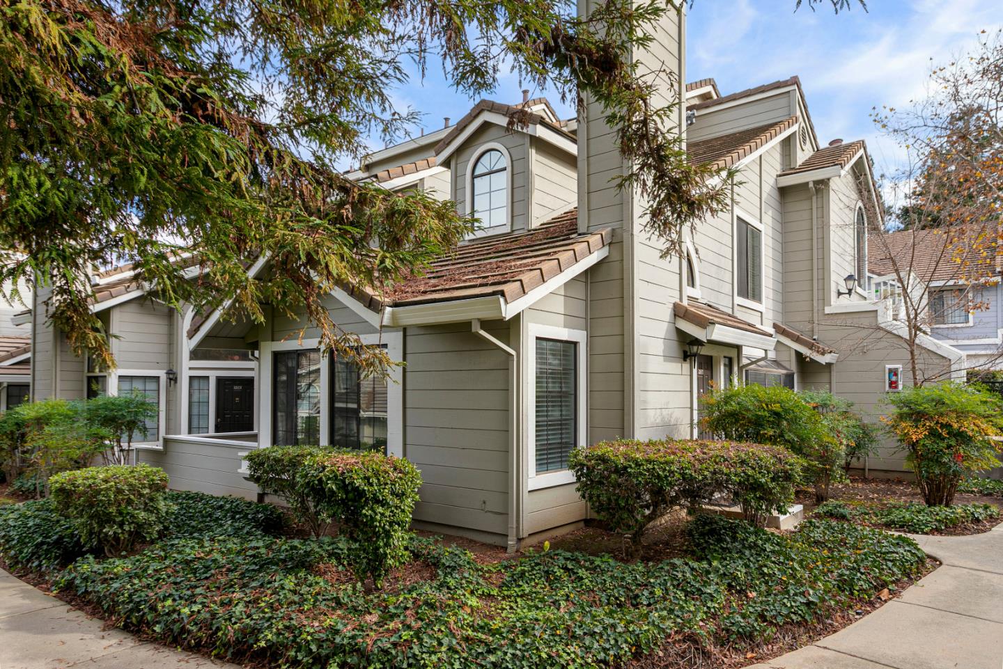 Detail Gallery Image 1 of 1 For 2571 Yerba Bank Ct, San Jose,  CA 95121 - 3 Beds | 2 Baths