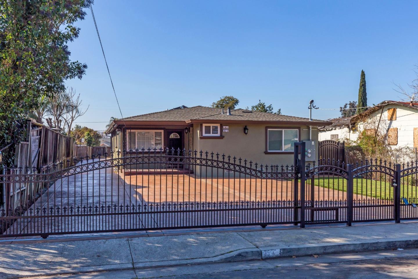 Detail Gallery Image 1 of 1 For 141 Oakland Ave, San Jose,  CA 95116 - 7 Beds | 6/1 Baths