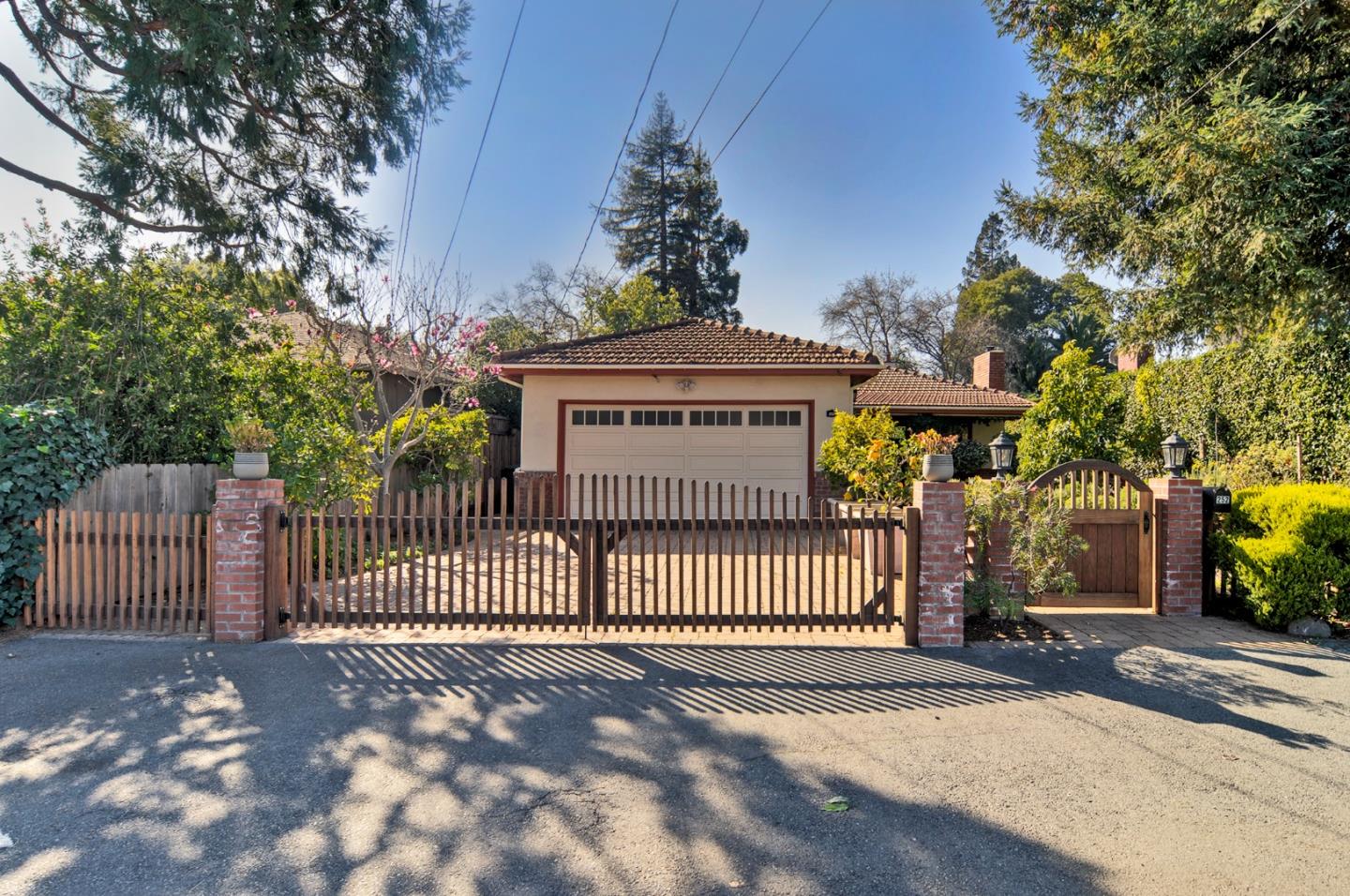 Detail Gallery Image 1 of 1 For 252 E Oakwood Blvd, Redwood City,  CA 94061 - 3 Beds | 2/1 Baths