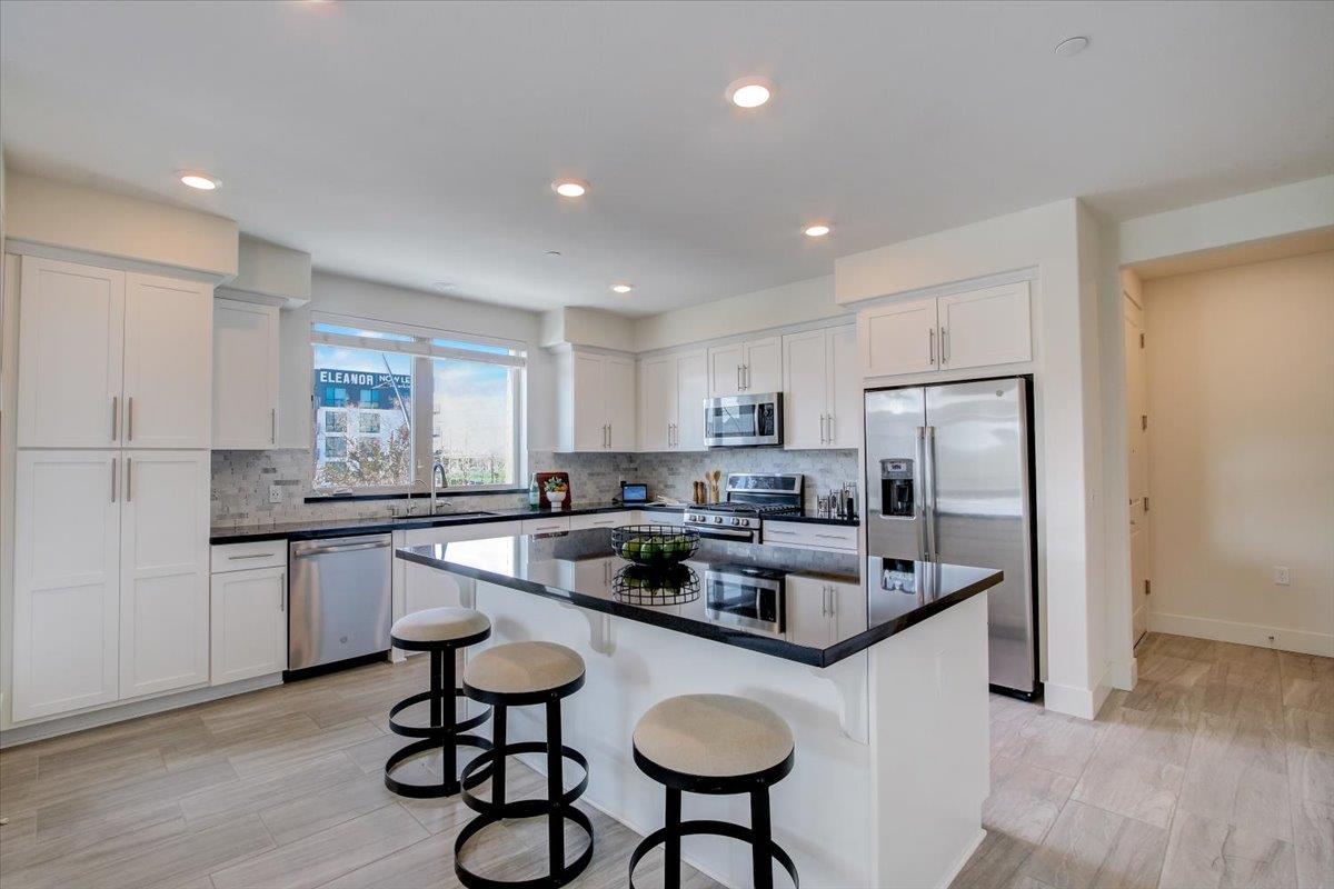 Detail Gallery Image 1 of 1 For 490 Montague Expy #21,  Milpitas,  CA 95035 - 3 Beds | 2/1 Baths