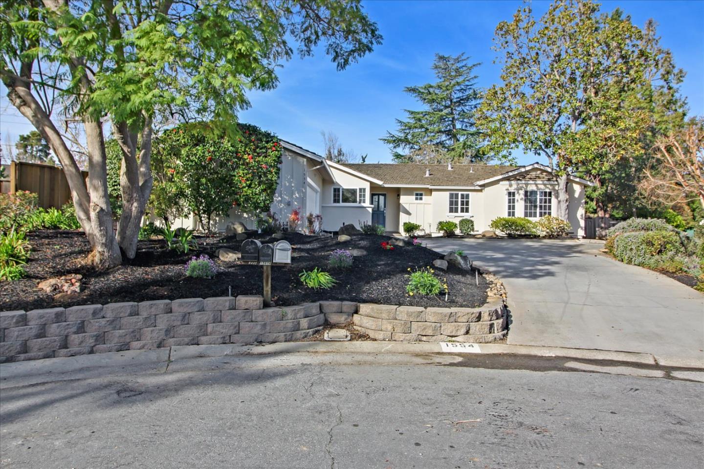 1554 Honeysuckle Pl, Los Altos
