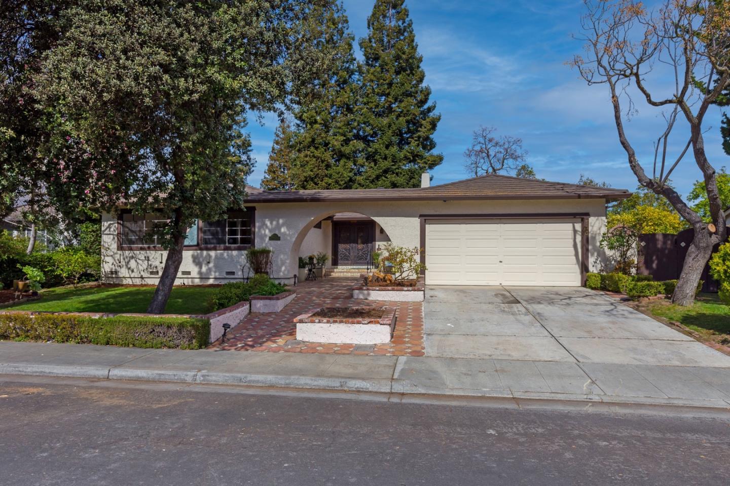 Detail Gallery Image 1 of 1 For 746 Rustic Ln, Mountain View,  CA 94040 - 4 Beds | 2/1 Baths