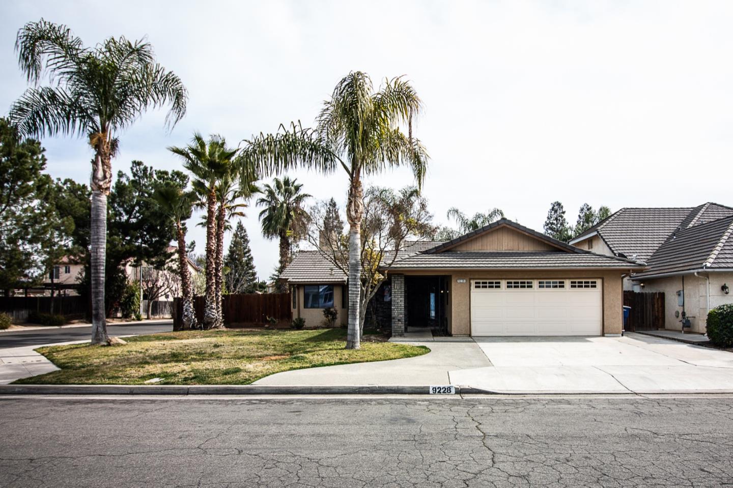 Detail Gallery Image 1 of 1 For 9228 N N. Recreation, Fresno,  CA 93720 - 3 Beds | 2 Baths