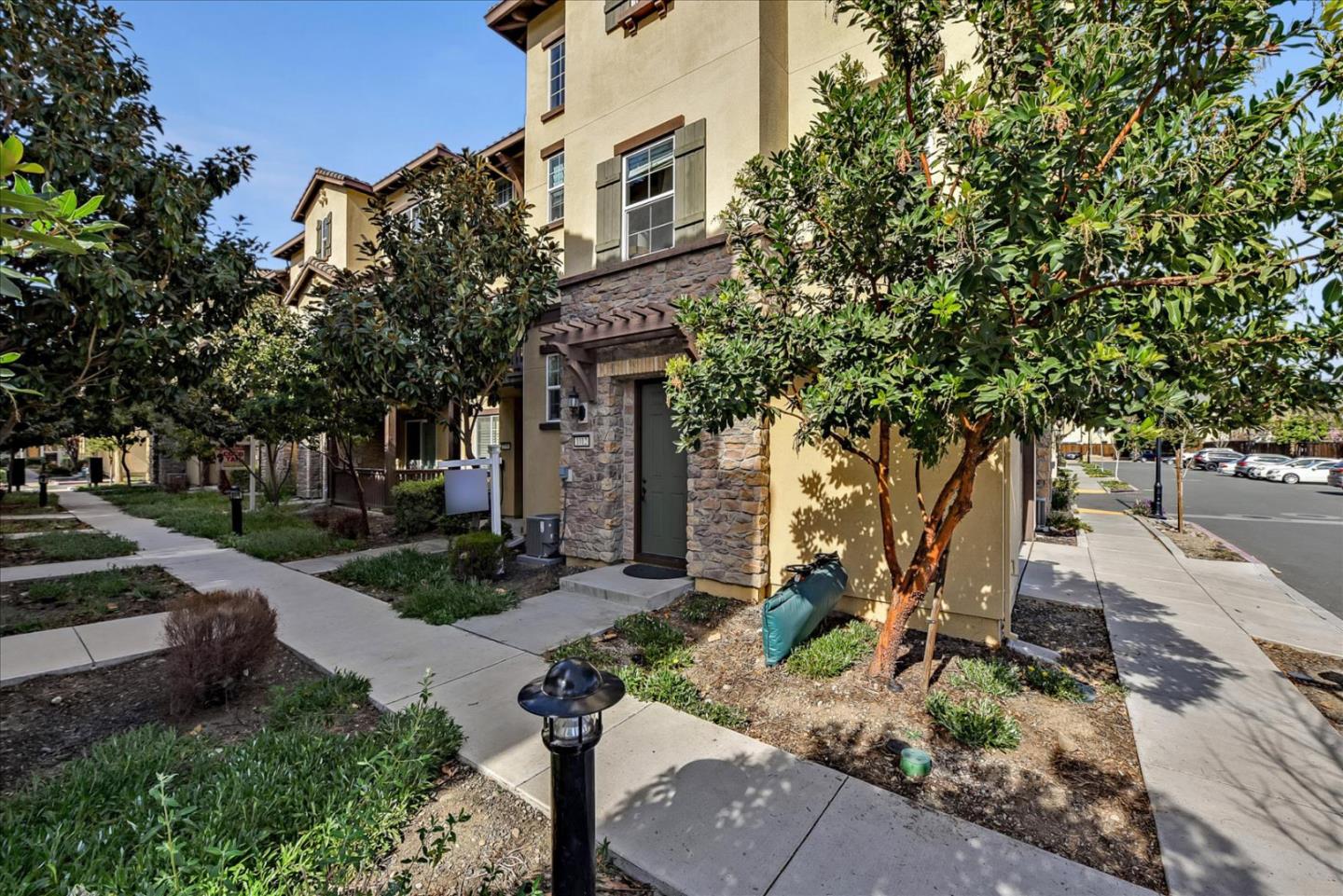 Detail Gallery Image 1 of 1 For 1012 Coriander Walkway, San Jose,  CA 95133 - 2 Beds | 2/1 Baths