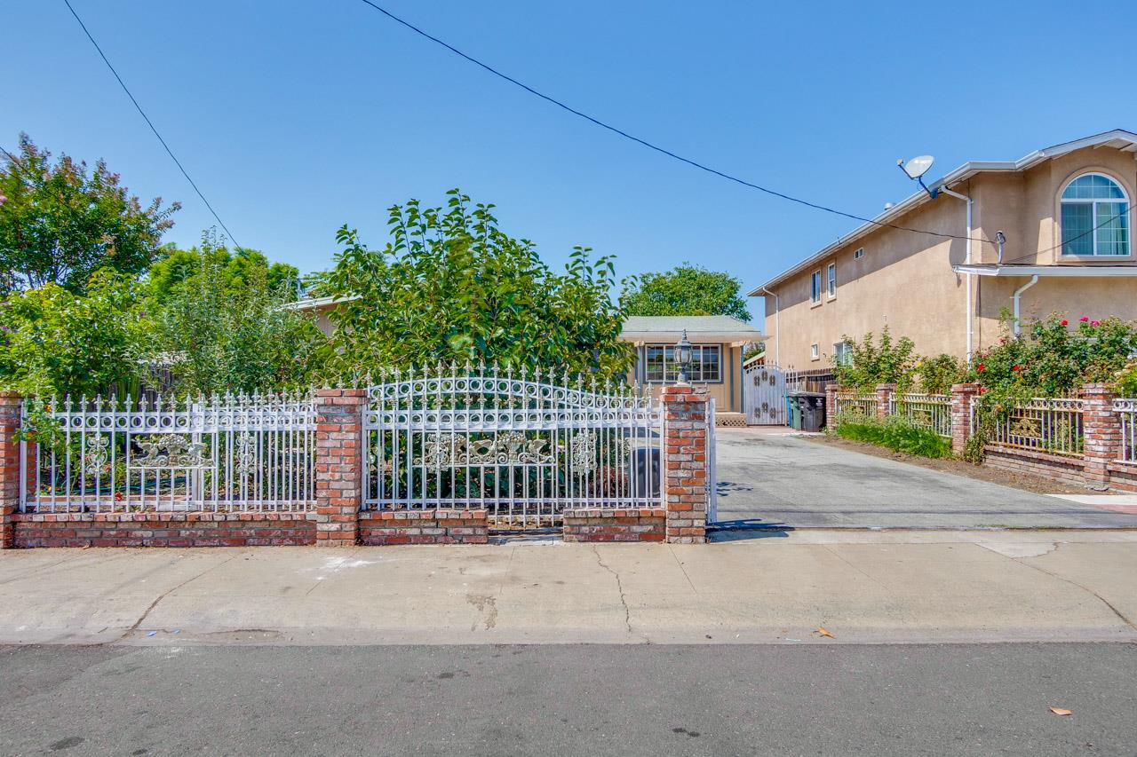 Detail Gallery Image 1 of 1 For 411 Larkspur Dr, East Palo Alto,  CA 94303 - 3 Beds | 1 Baths