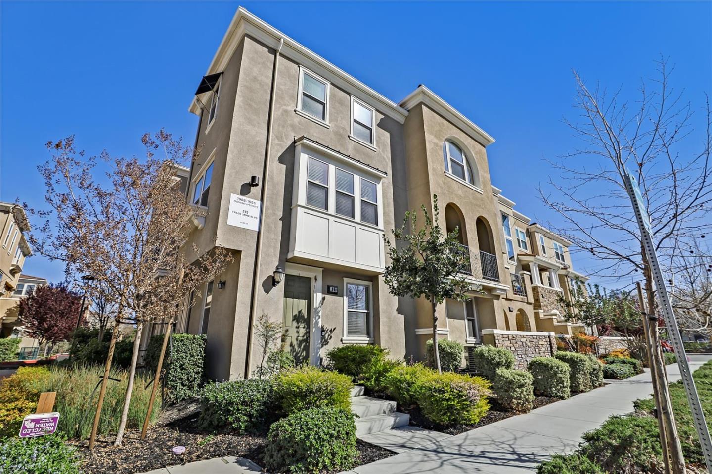 Detail Gallery Image 1 of 1 For 1990 Momentum Dr, Milpitas,  CA 95035 - 3 Beds | 2/1 Baths