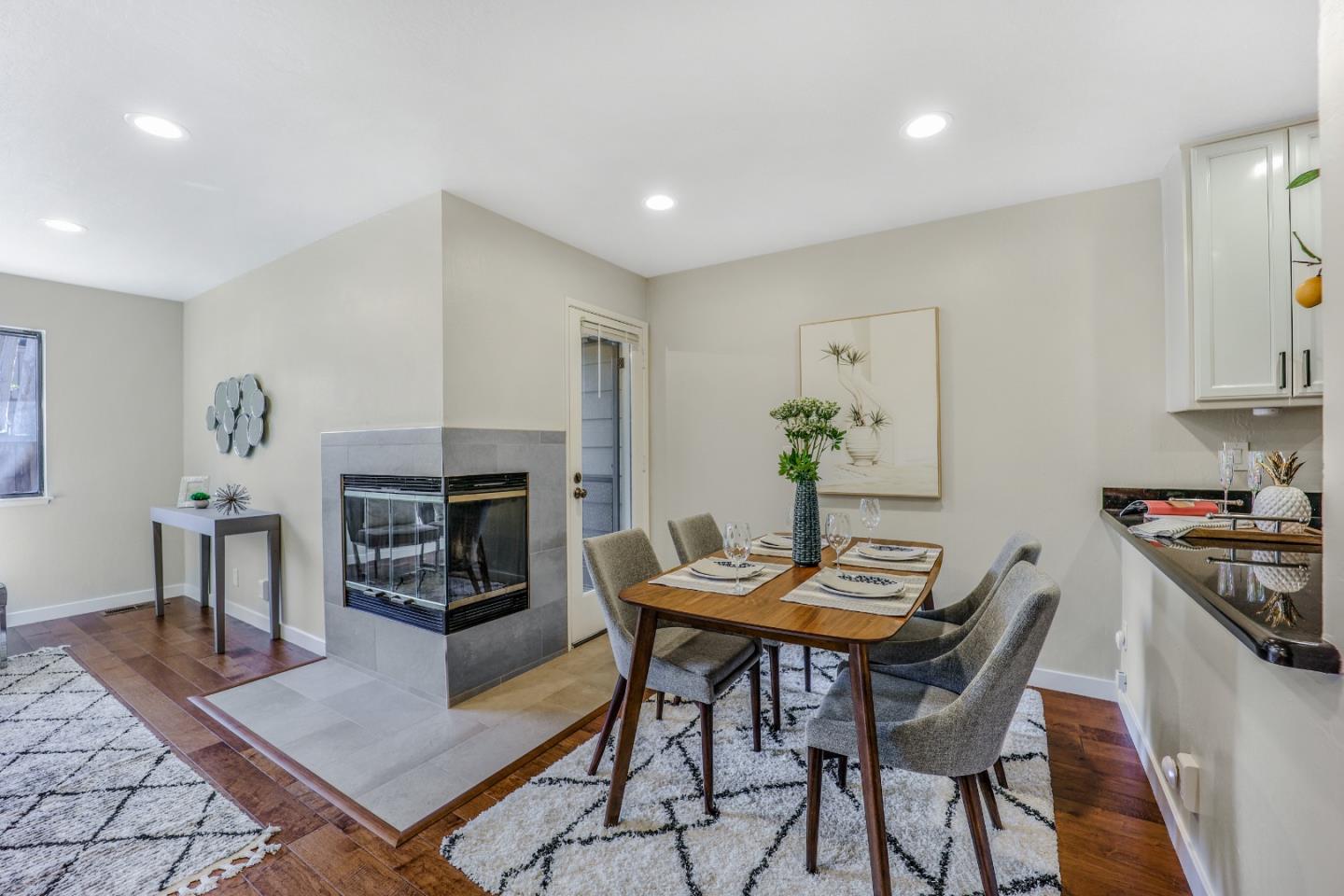 Detail Gallery Image 1 of 1 For 1983 San Luis Ave #16,  Mountain View,  CA 94043 - 2 Beds | 2/1 Baths