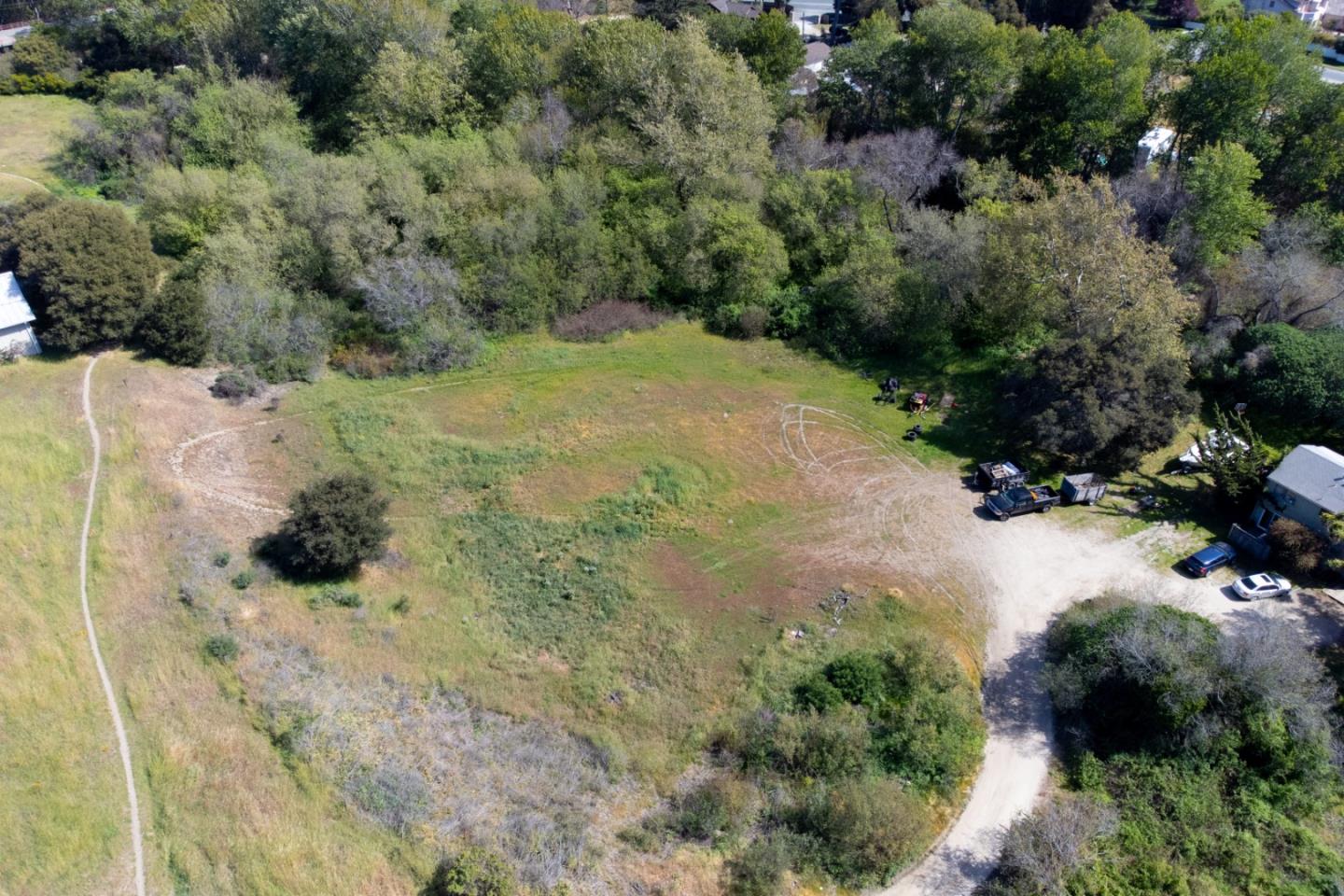 Detail Gallery Image 2 of 22 For 9560 Center St, Carmel,  CA 93923 - 3 Beds | 2/1 Baths