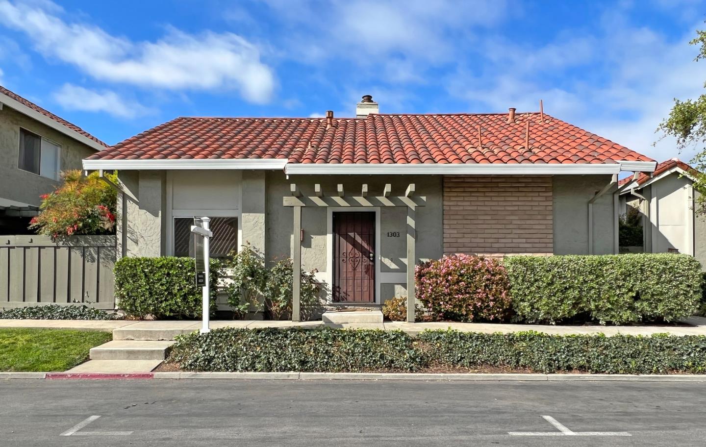 Detail Gallery Image 1 of 1 For 1303 Bottle Brush Ln, San Jose,  CA 95118 - 3 Beds | 2/1 Baths