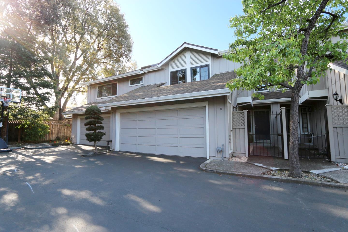 Detail Gallery Image 1 of 1 For 221 Gladys Ave #8,  Mountain View,  CA 94043 - 3 Beds | 2/1 Baths