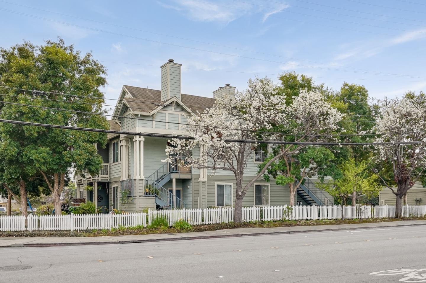 Detail Gallery Image 1 of 1 For 1231 Warren St #105,  Redwood City,  CA 94063 - 2 Beds | 1 Baths