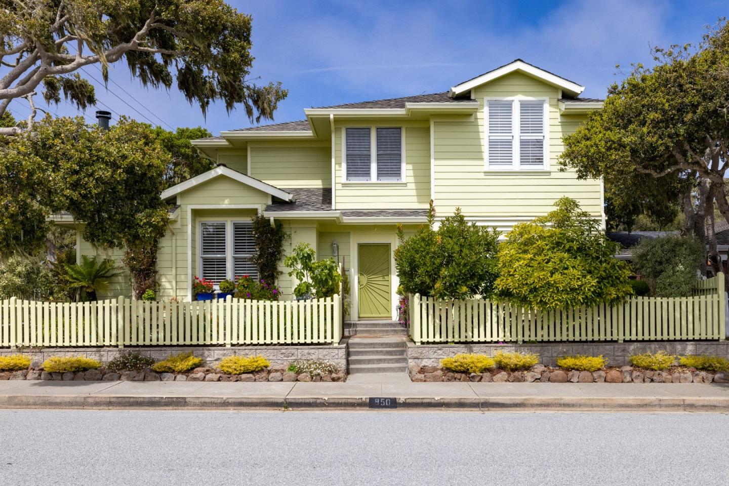 Detail Gallery Image 1 of 1 For 850 Spruce Ave, Pacific Grove,  CA 93950 - 3 Beds | 2/1 Baths