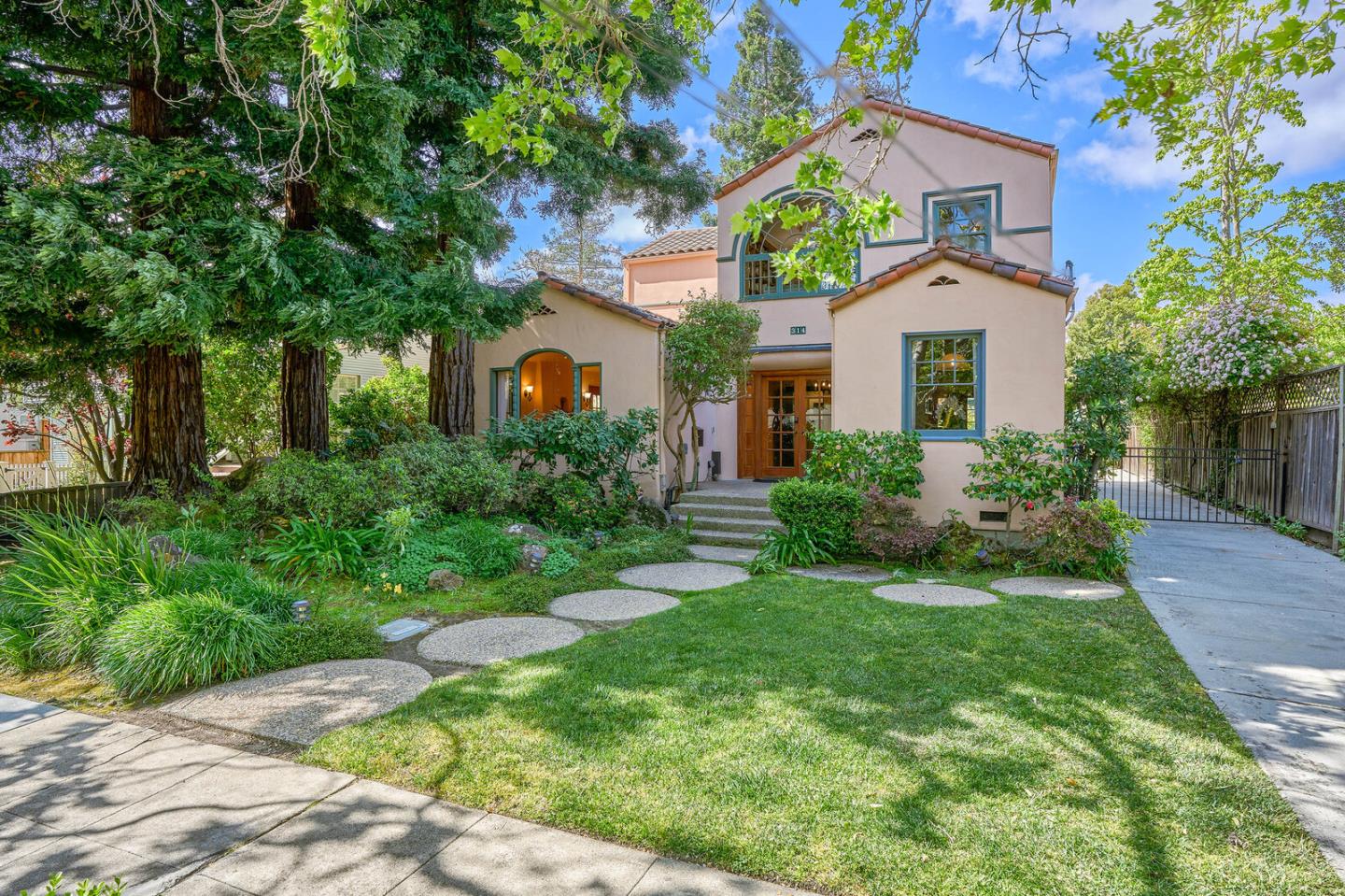 Detail Gallery Image 1 of 1 For 314 Grand St, Redwood City,  CA 94062 - 3 Beds | 3 Baths