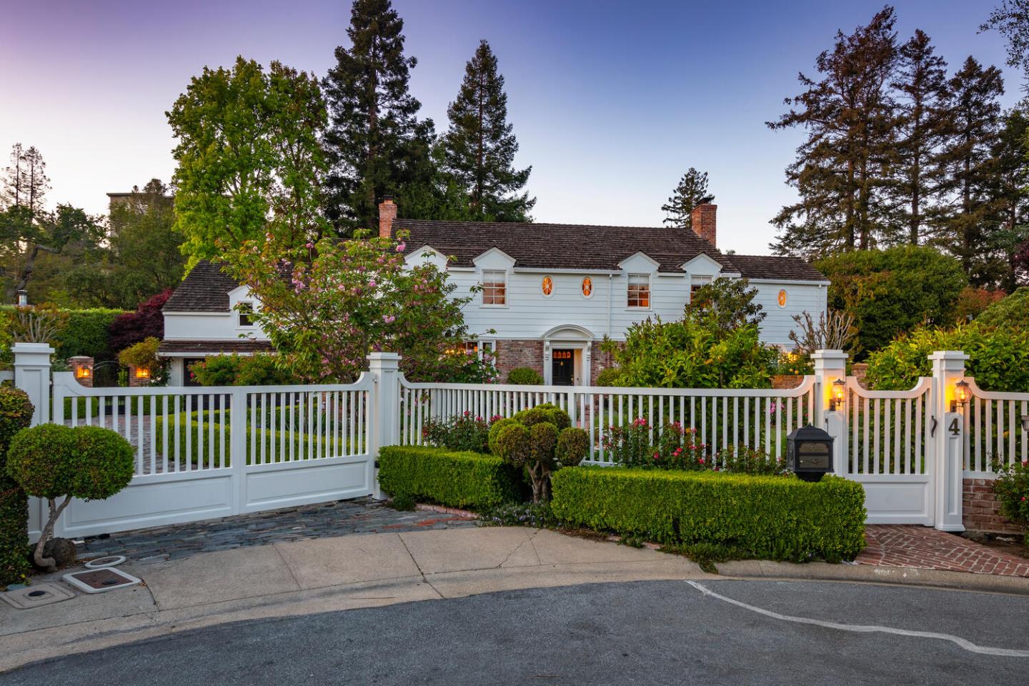 Detail Gallery Image 1 of 1 For 4 Sherwood Ct, Hillsborough,  CA 94010 - 4 Beds | 3/1 Baths