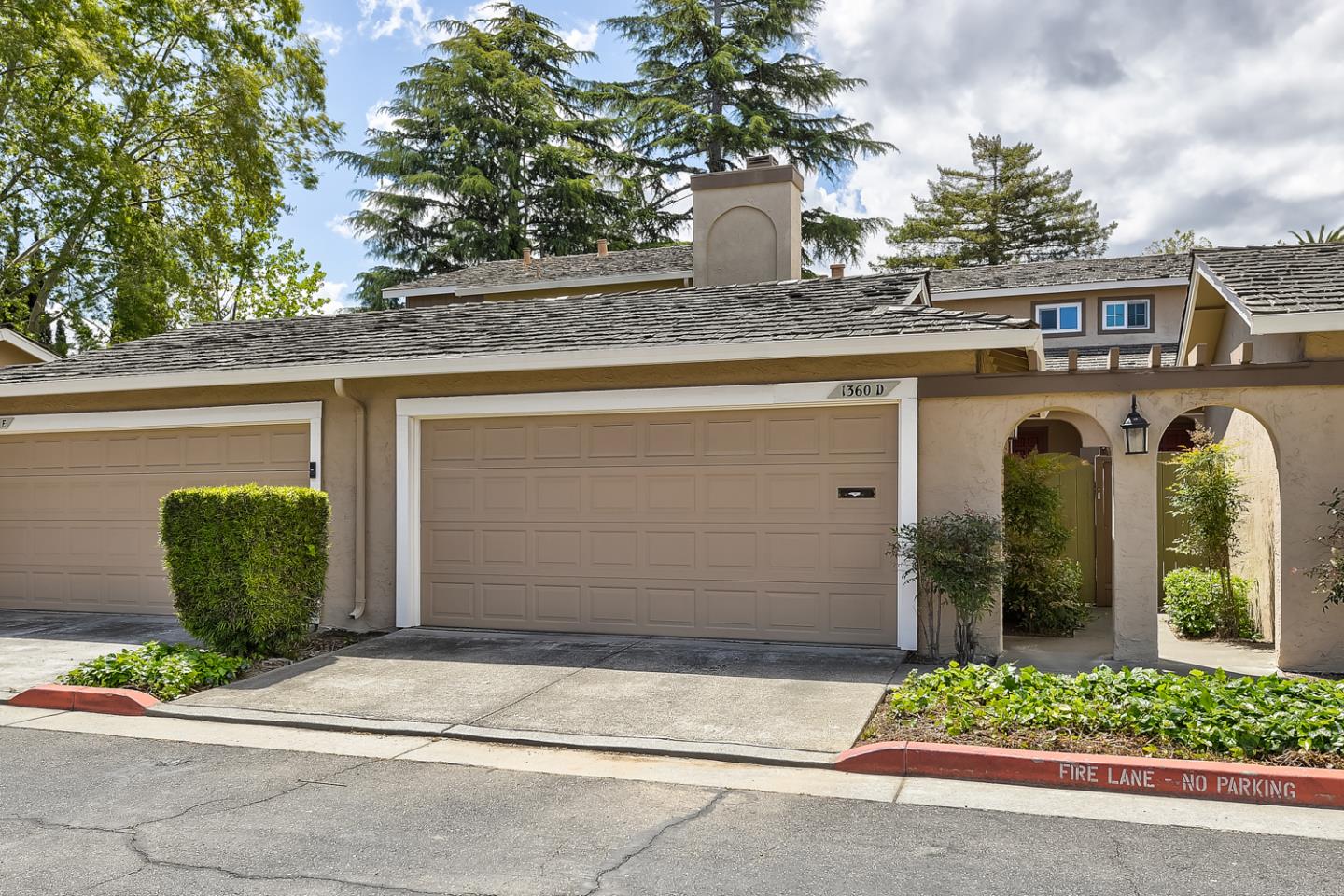 Detail Gallery Image 1 of 1 For 1360 Road Runner Ter #D,  Sunnyvale,  CA 94087 - 2 Beds | 1/1 Baths