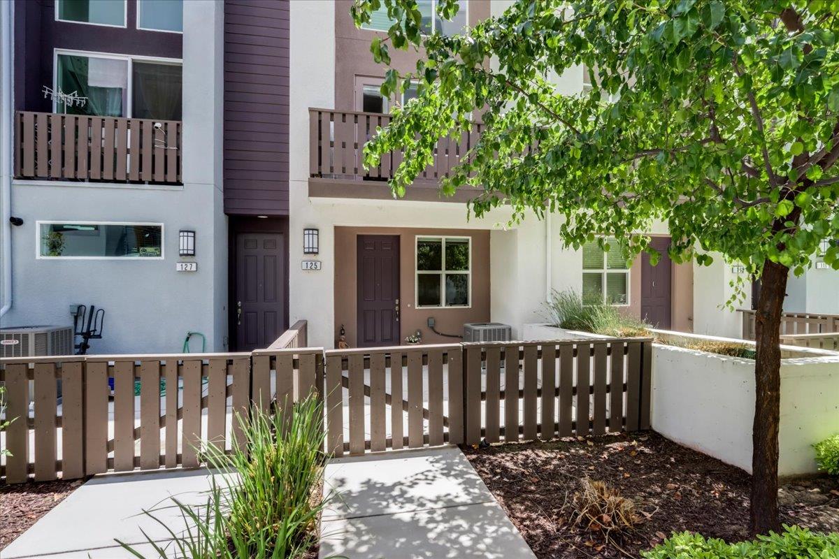 Detail Gallery Image 1 of 1 For 125 Hudson Pl #62,  San Jose,  CA 95123 - 3 Beds | 3/1 Baths