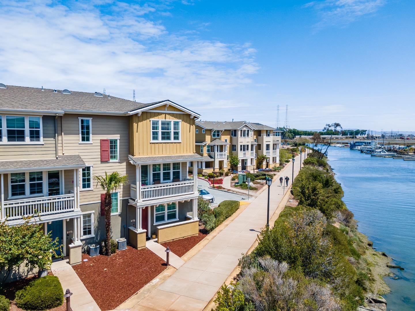 Detail Gallery Image 1 of 1 For 642 Turnbuckle Dr #1807,  Redwood City,  CA 94063 - 3 Beds | 2/1 Baths