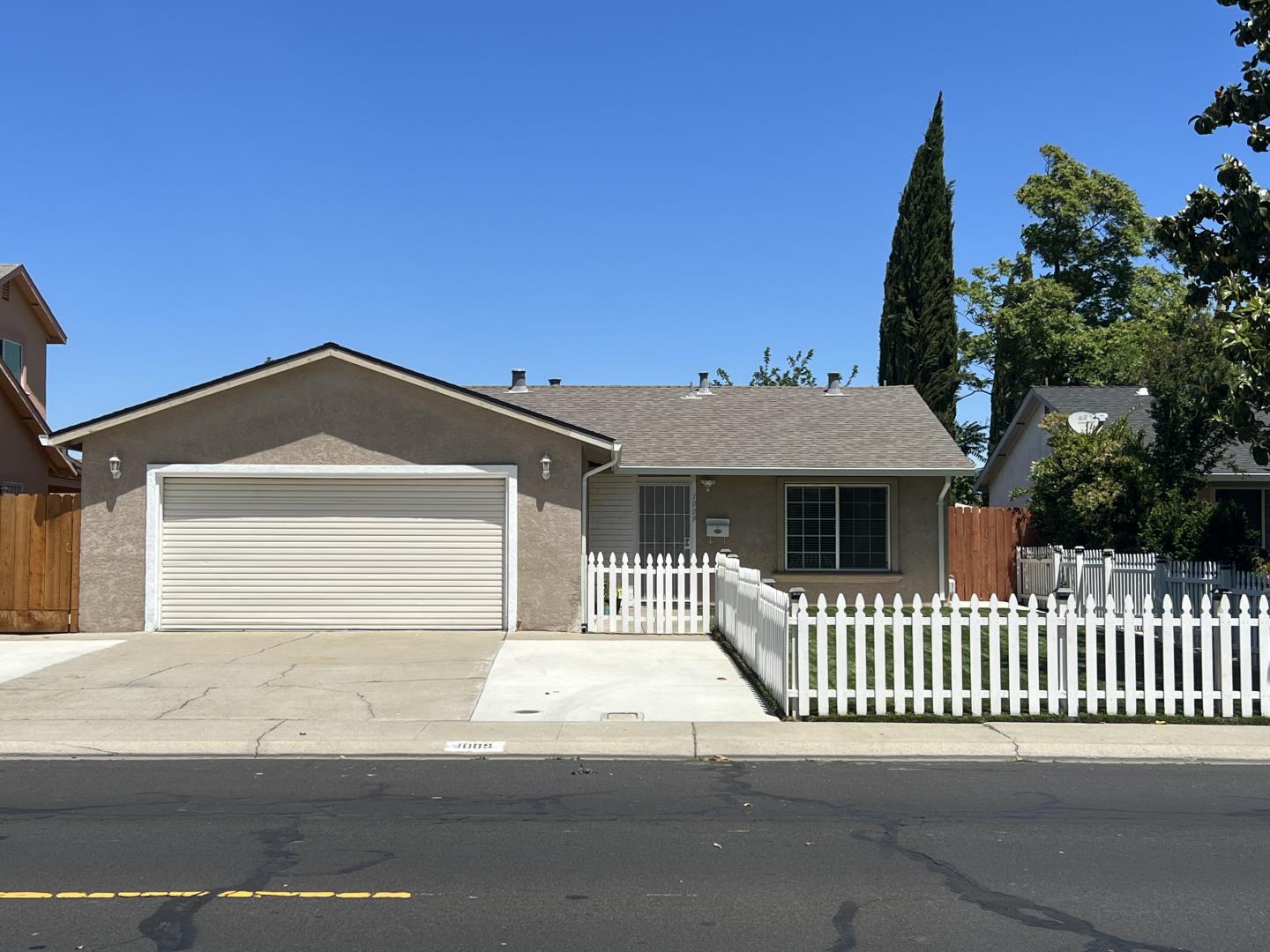 Detail Gallery Image 1 of 1 For 1009 Wawona St, Manteca,  CA 95337 - 3 Beds | 2 Baths