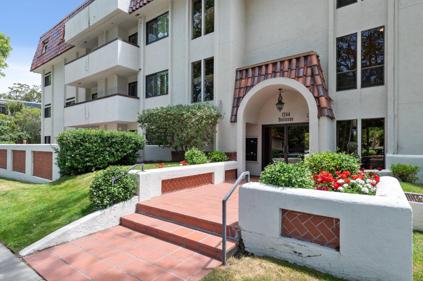 Detail Gallery Image 1 of 1 For 1244 Bellevue Ave #1,  Burlingame,  CA 94010 - 2 Beds | 2 Baths