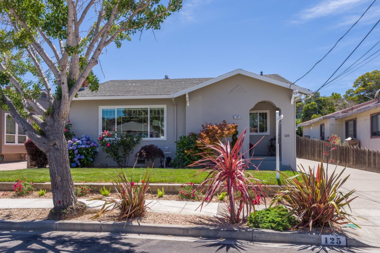 Detail Gallery Image 1 of 1 For 125 Channing Rd, Burlingame,  CA 94010 - 4 Beds | 2/1 Baths