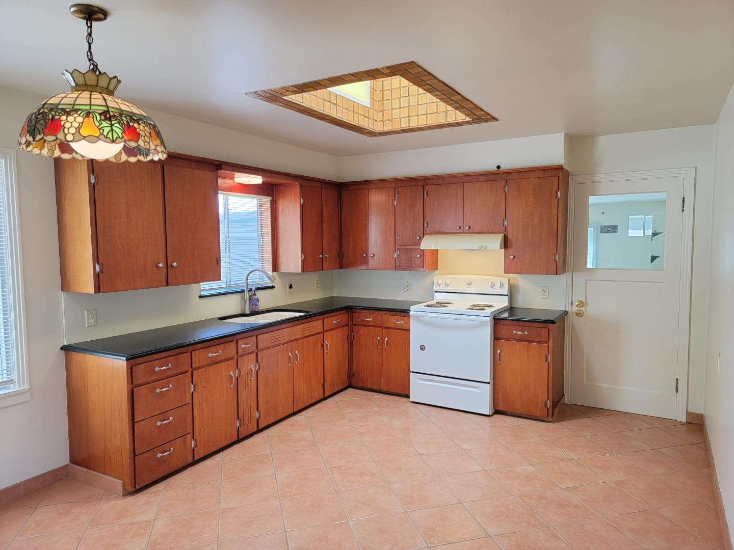 Detail Gallery Image 1 of 1 For 138 Cornwall St, Salinas,  CA 93906 - 2 Beds | 2 Baths