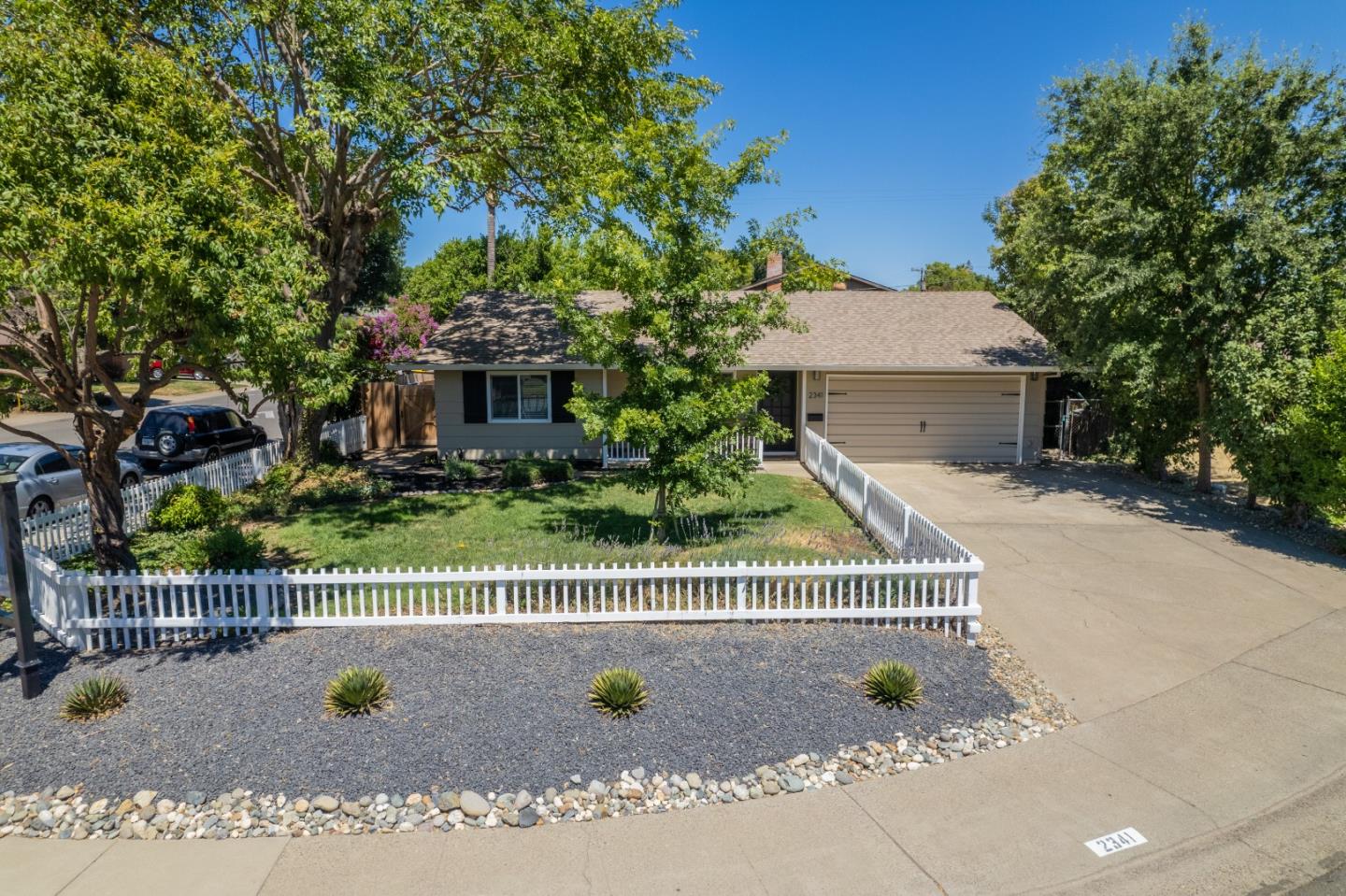 Detail Gallery Image 1 of 1 For 2341 Rogue River Dr, Sacramento,  CA 95826 - 3 Beds | 2 Baths