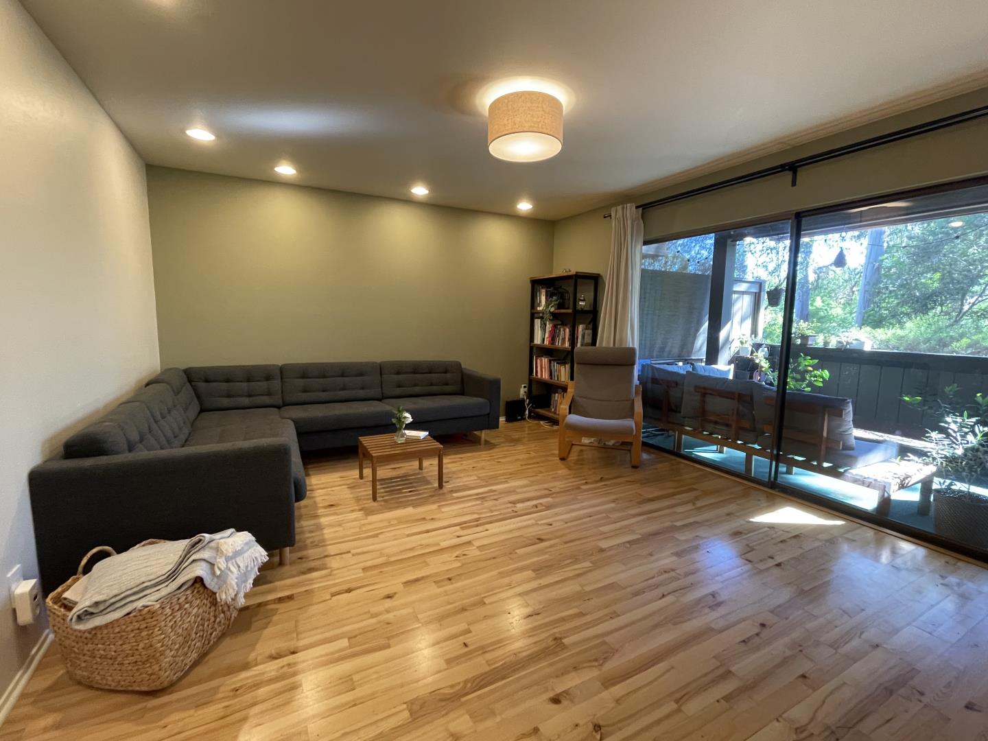Detail Gallery Image 1 of 1 For 3330 Brittan Ave #2,  San Carlos,  CA 94070 - 2 Beds | 2 Baths