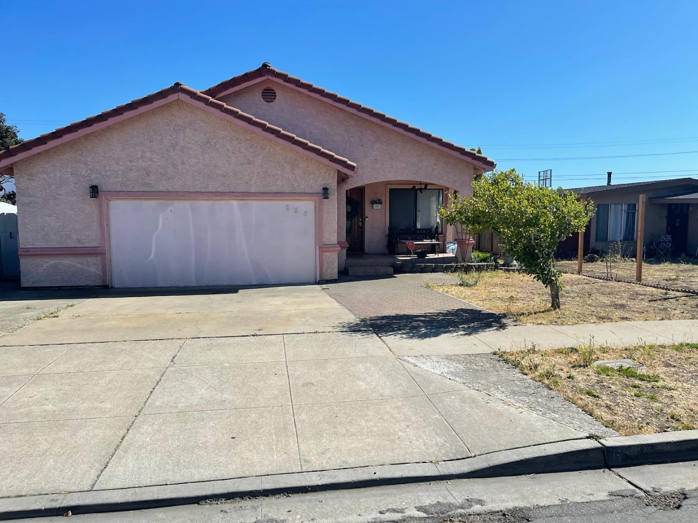 Detail Gallery Image 1 of 1 For 654 Meadow Dr, Salinas,  CA 93905 - 3 Beds | 2 Baths