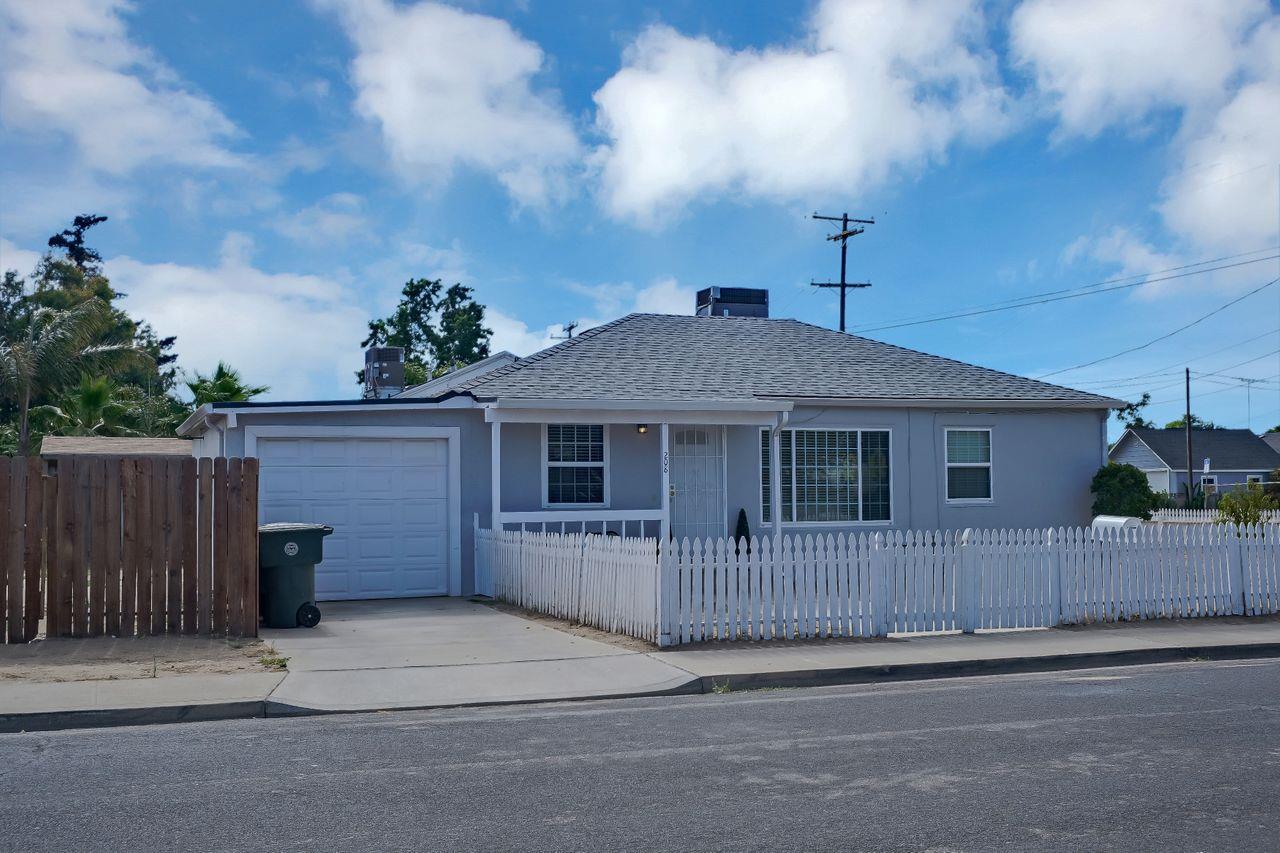 Detail Gallery Image 1 of 1 For 208 Hemlock Ave, Manteca,  CA 95337 - 3 Beds | 1 Baths