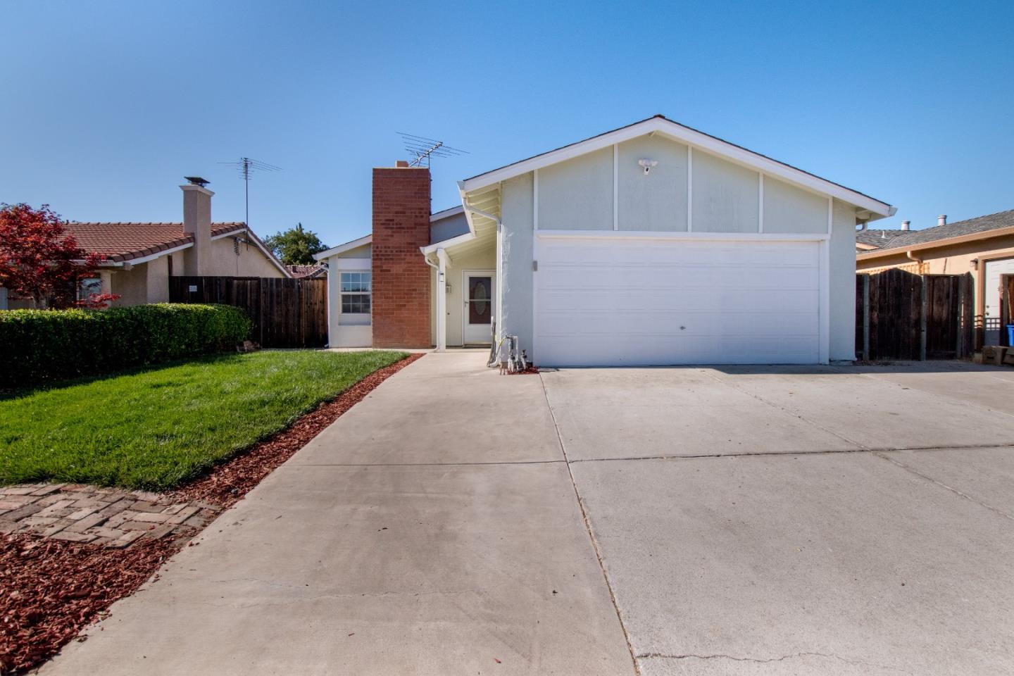 Detail Gallery Image 1 of 1 For 821 Royalbrook Ct, San Jose,  CA 95111 - 3 Beds | 2 Baths