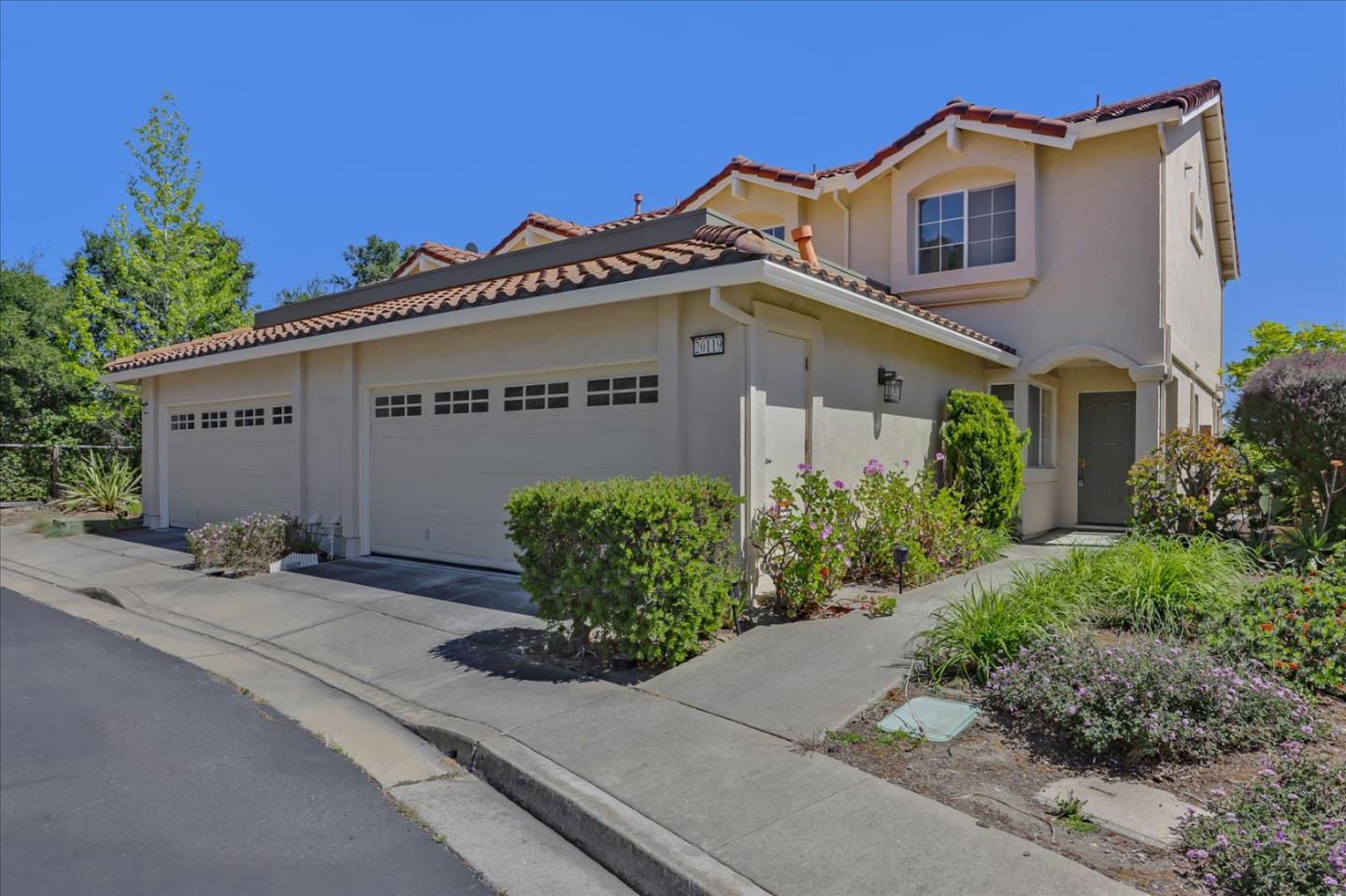 Detail Gallery Image 1 of 1 For 20119 Summerridge Dr, Castro Valley,  CA 94552 - 4 Beds | 3 Baths