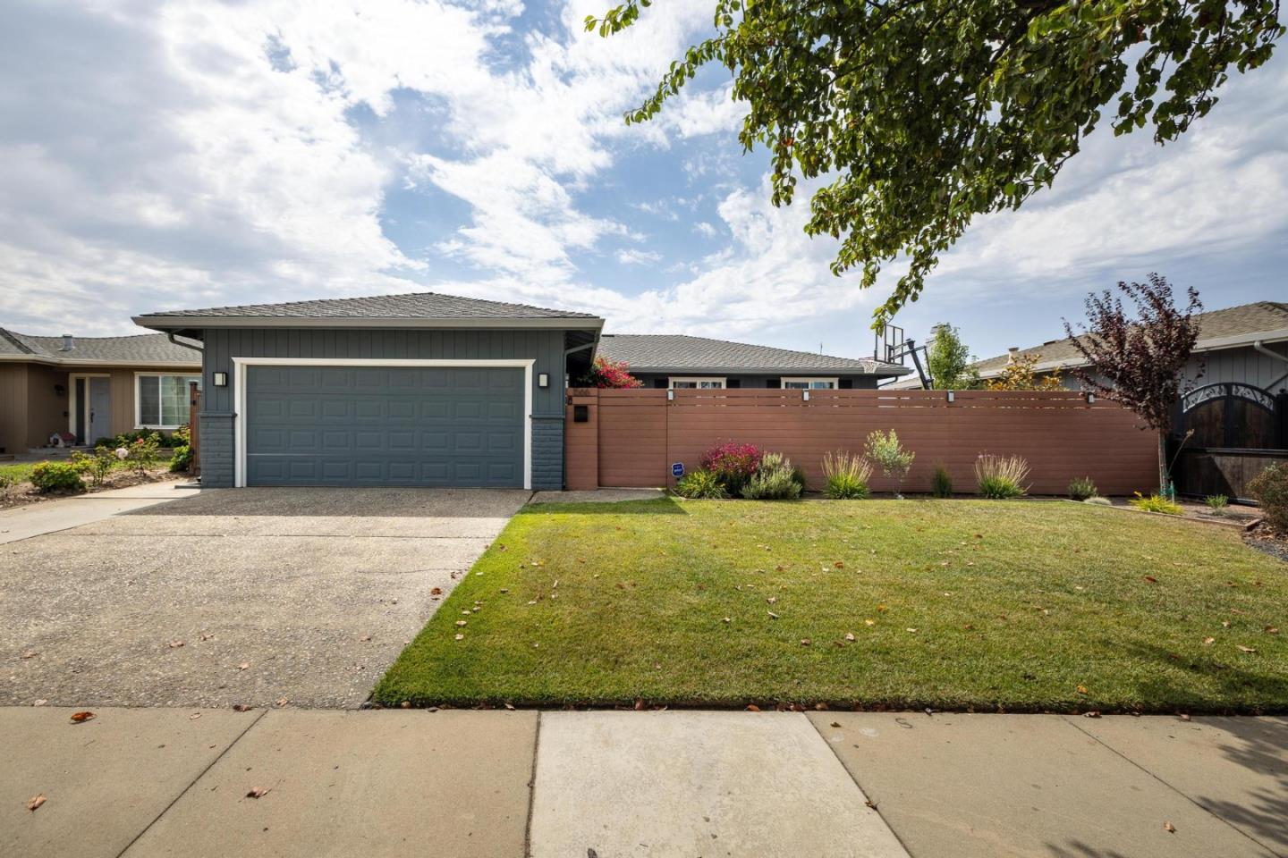 Detail Gallery Image 1 of 1 For 1566 Los Altos Way, Salinas,  CA 93906 - 3 Beds | 2 Baths