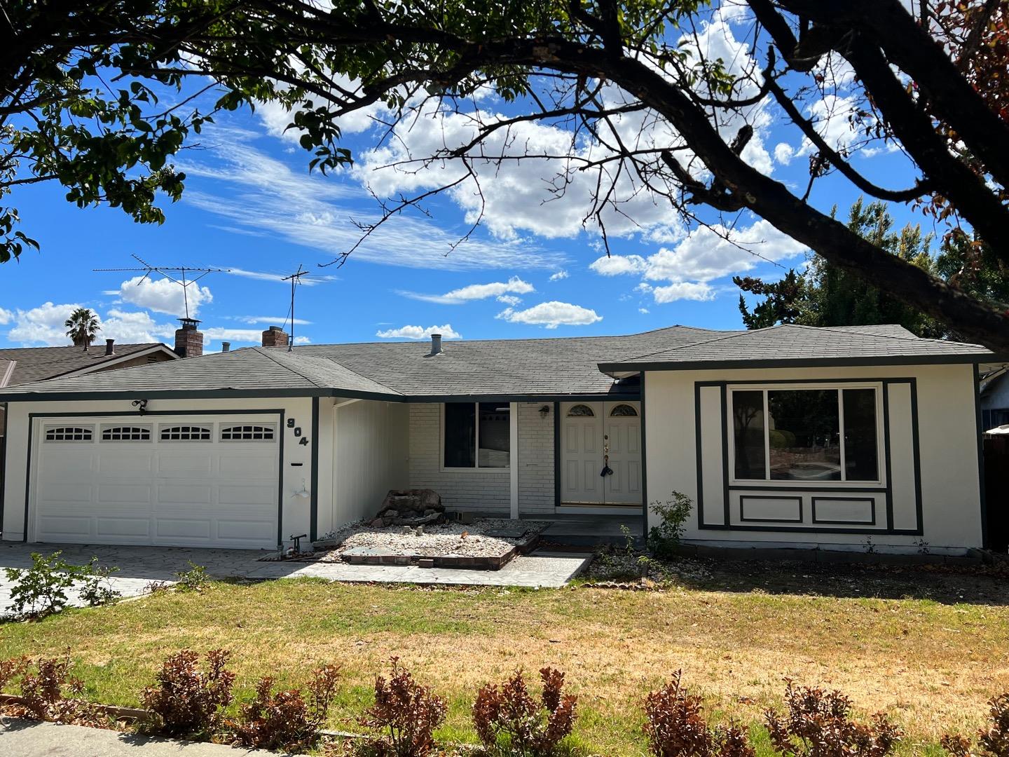 Detail Gallery Image 1 of 1 For 904 Hellyer Ave, San Jose,  CA 95111 - 4 Beds | 2 Baths