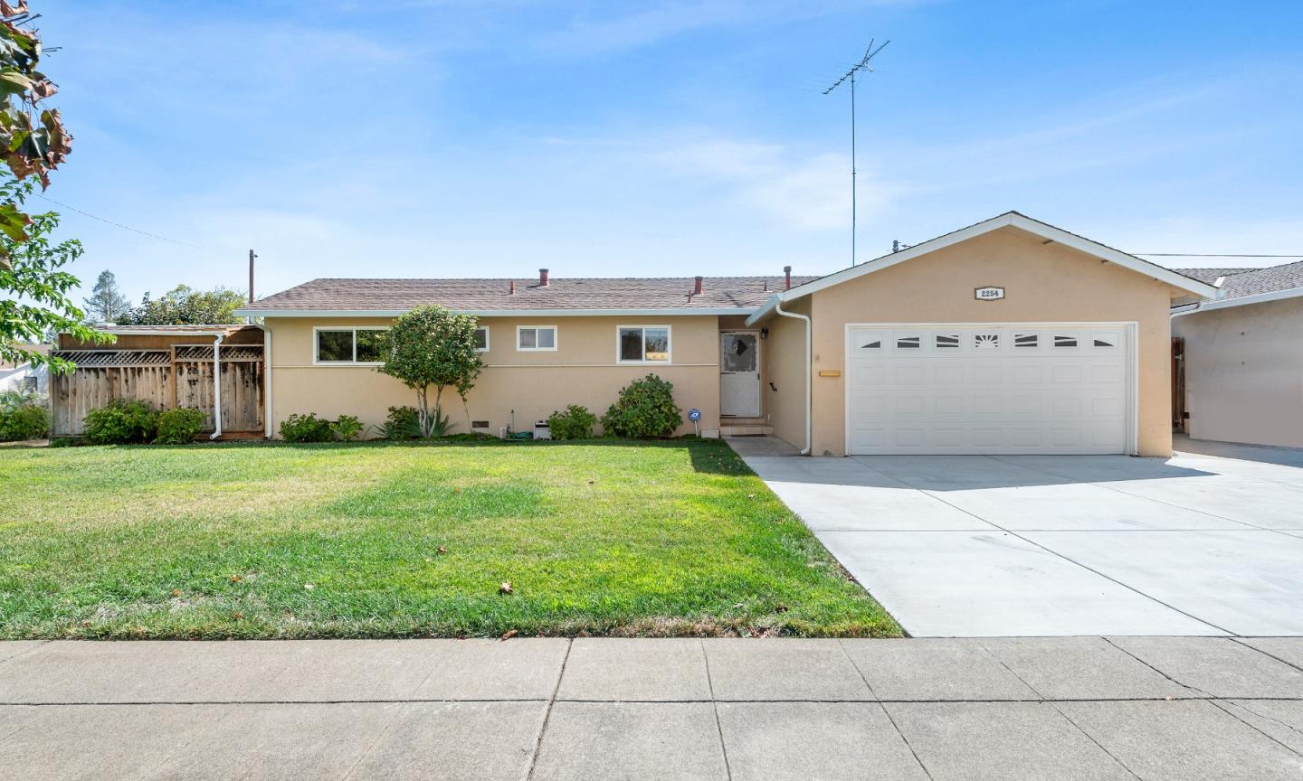 Detail Gallery Image 1 of 1 For 2254 Starbright Dr, San Jose,  CA 95124 - 3 Beds | 2 Baths