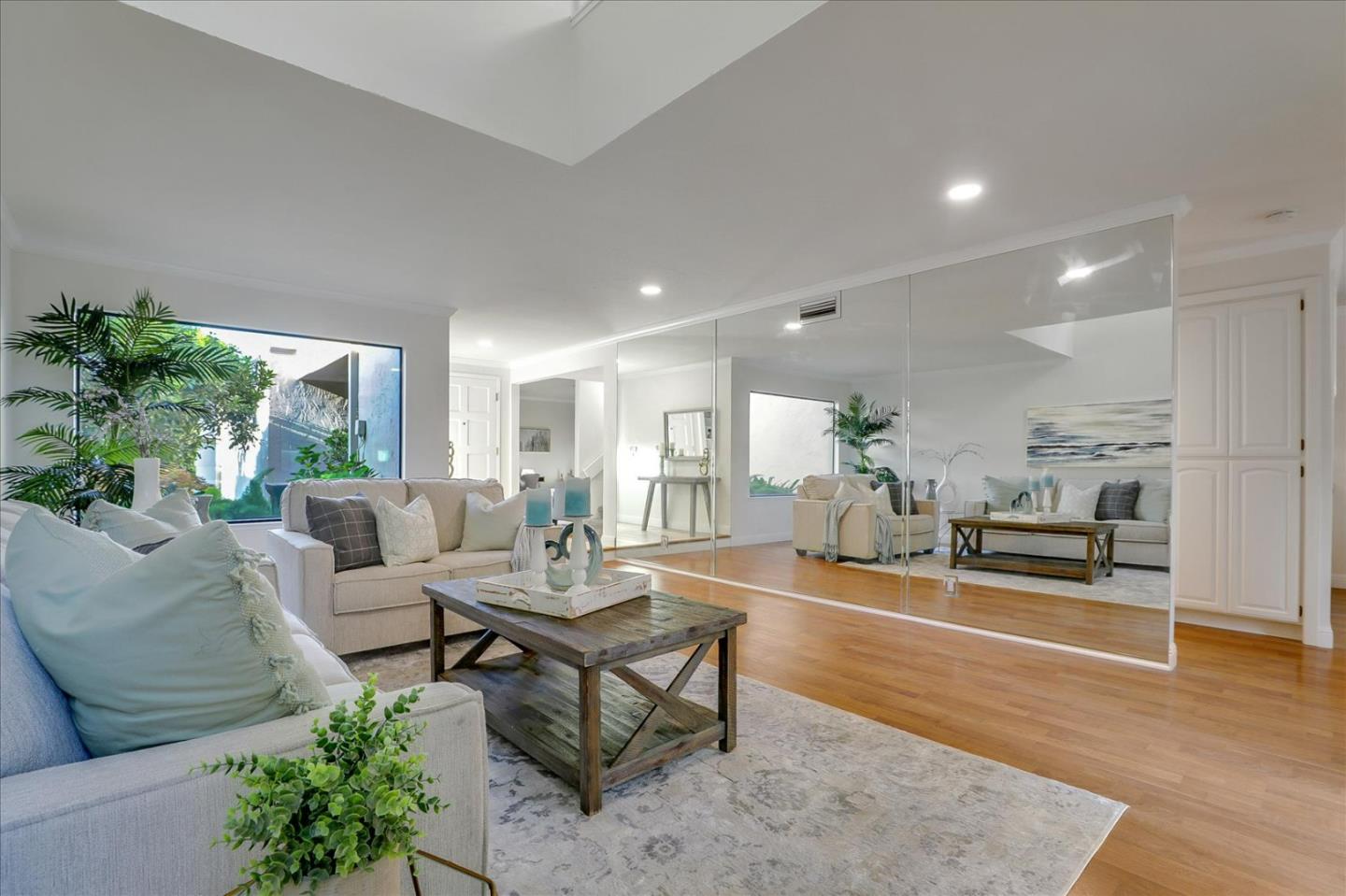 Detail Gallery Image 1 of 1 For 1582 Whiterock Cir, San Jose,  CA 95125 - 3 Beds | 2/1 Baths