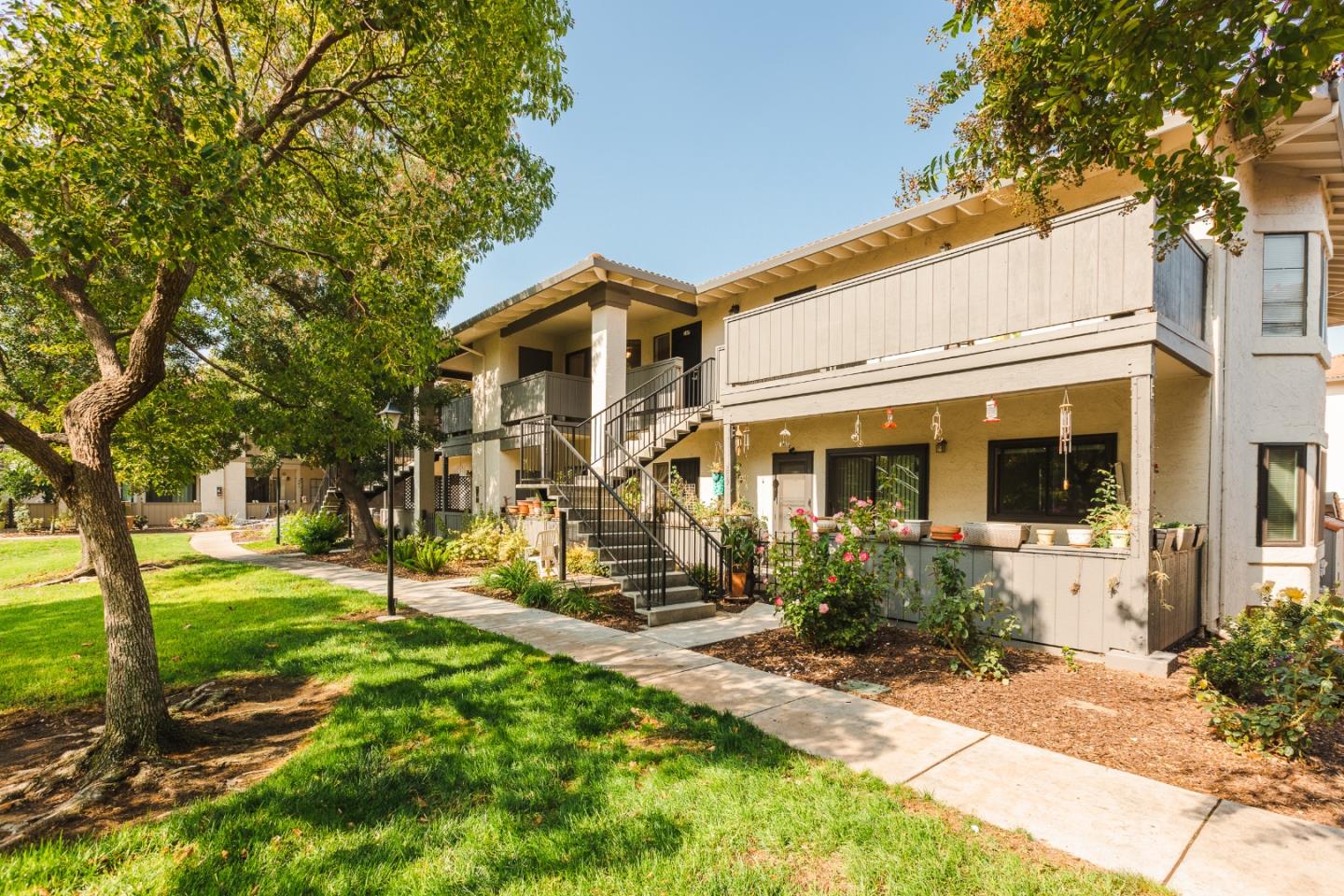 Detail Gallery Image 1 of 1 For 287 Kenbrook Cir, San Jose,  CA 95111 - 2 Beds | 2 Baths