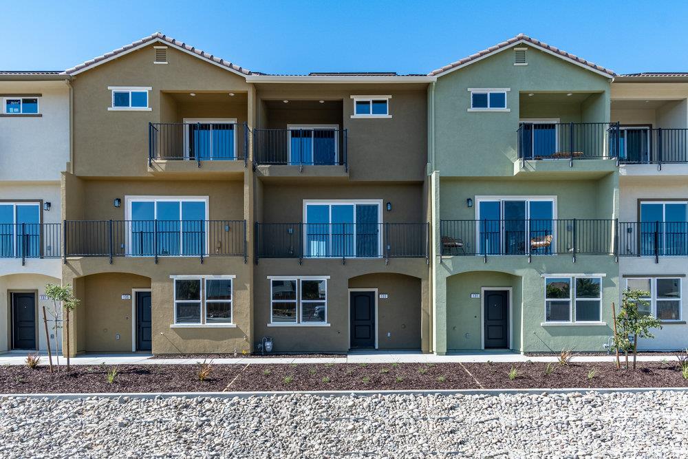 Detail Gallery Image 1 of 1 For 145 Bundeson Cir, Hollister,  CA 95023 - 3 Beds | 3 Baths