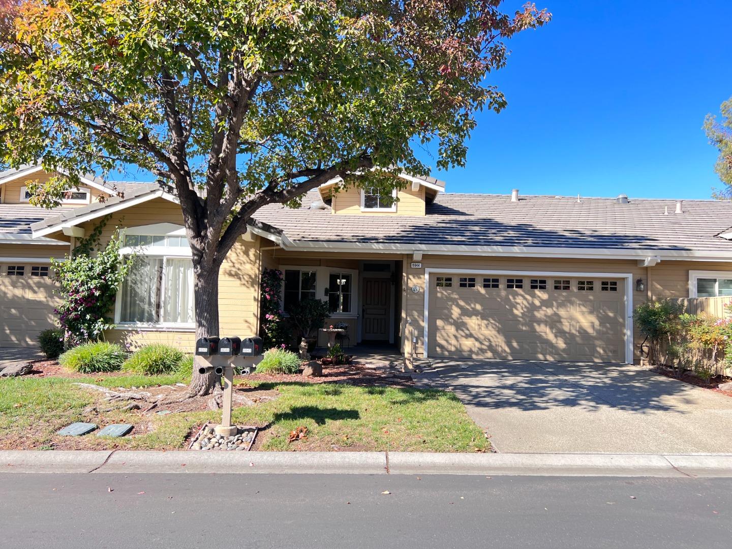 Detail Gallery Image 1 of 1 For 8644 Solera Dr, San Jose,  CA 95135 - 2 Beds | 2 Baths