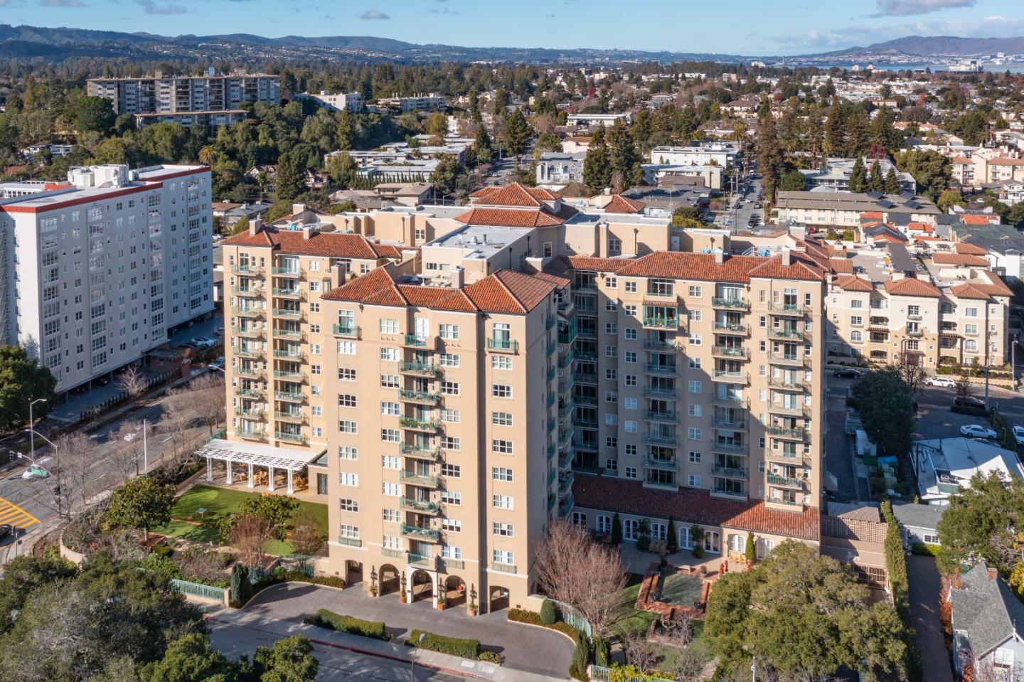 Detail Gallery Image 1 of 22 For 1 Baldwin Ave #804,  San Mateo,  CA 94401 - 1 Beds | 2 Baths