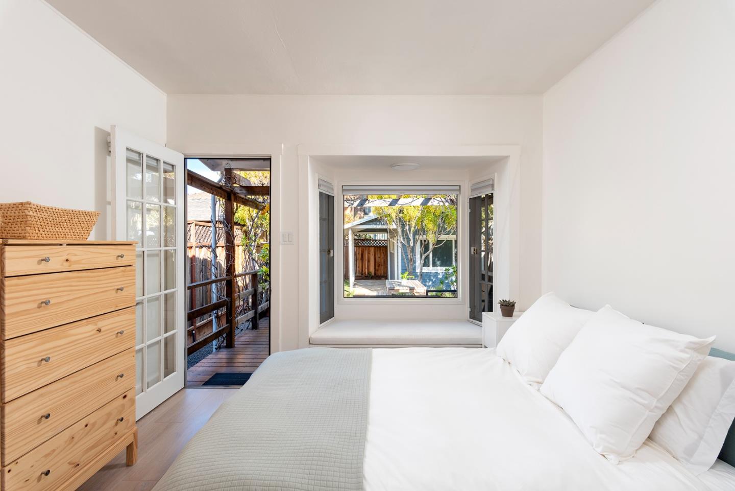 Detail Gallery Image 7 of 11 For 817 & 819 Kipling St, Palo Alto,  CA 94301 - 2 Beds | 2 Baths