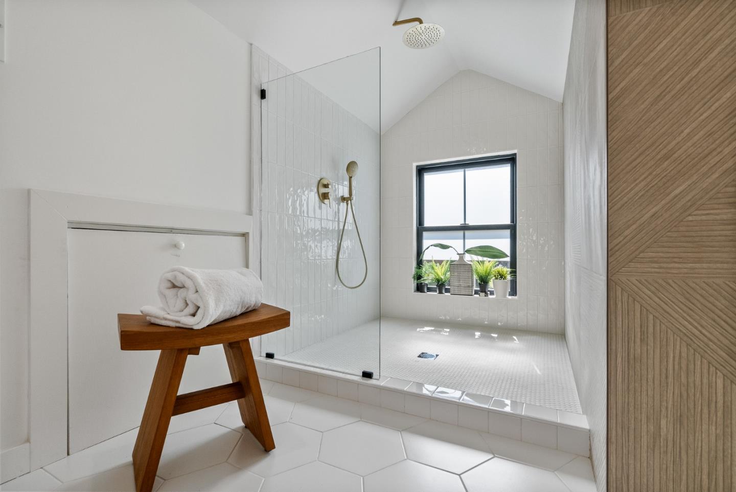 Detail Gallery Image 31 of 110 For 125 Garnet Ave, San Carlos,  CA 94070 - 5 Beds | 4 Baths