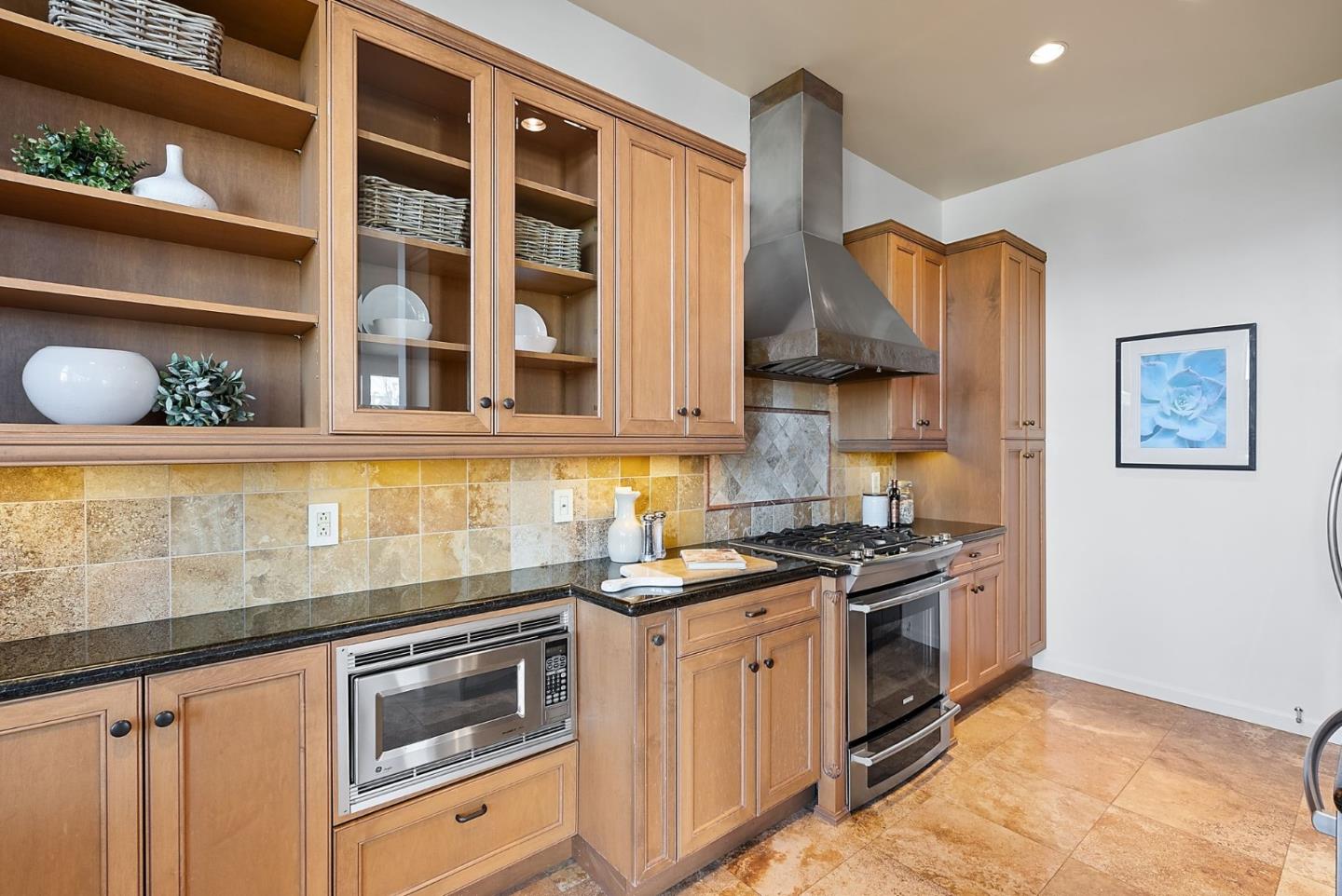 Detail Gallery Image 19 of 55 For 2390 Hyde St 1a,  San Francisco,  CA 94109 - 3 Beds | 2 Baths