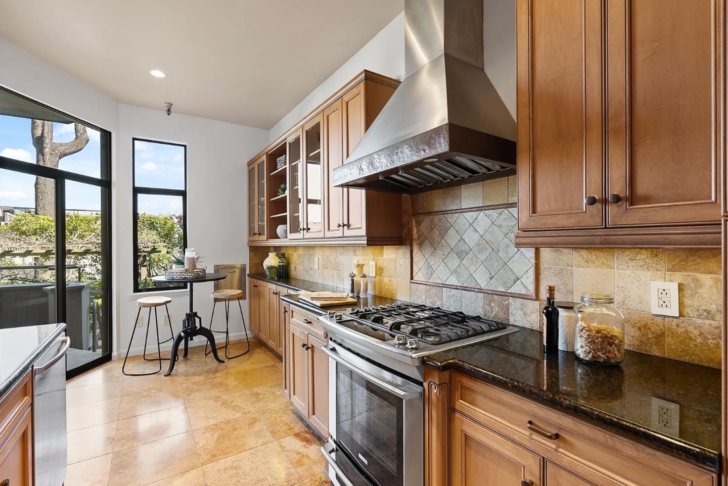 Detail Gallery Image 20 of 55 For 2390 Hyde St 1a,  San Francisco,  CA 94109 - 3 Beds | 2 Baths
