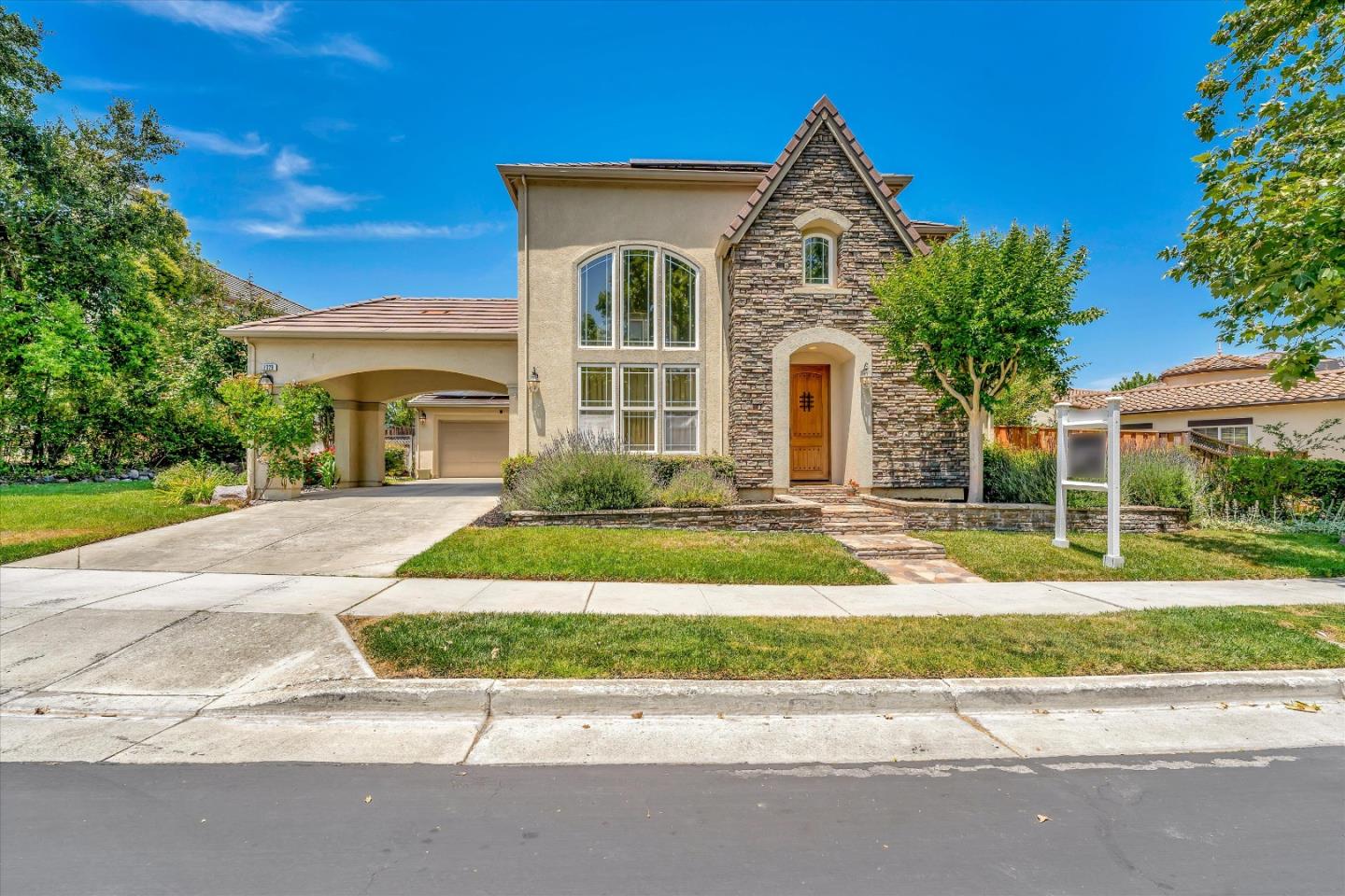 Detail Gallery Image 1 of 1 For 1929 Saint Andrews Cir Cl,  Gilroy,  CA 95020 - 5 Beds | 3/1 Baths