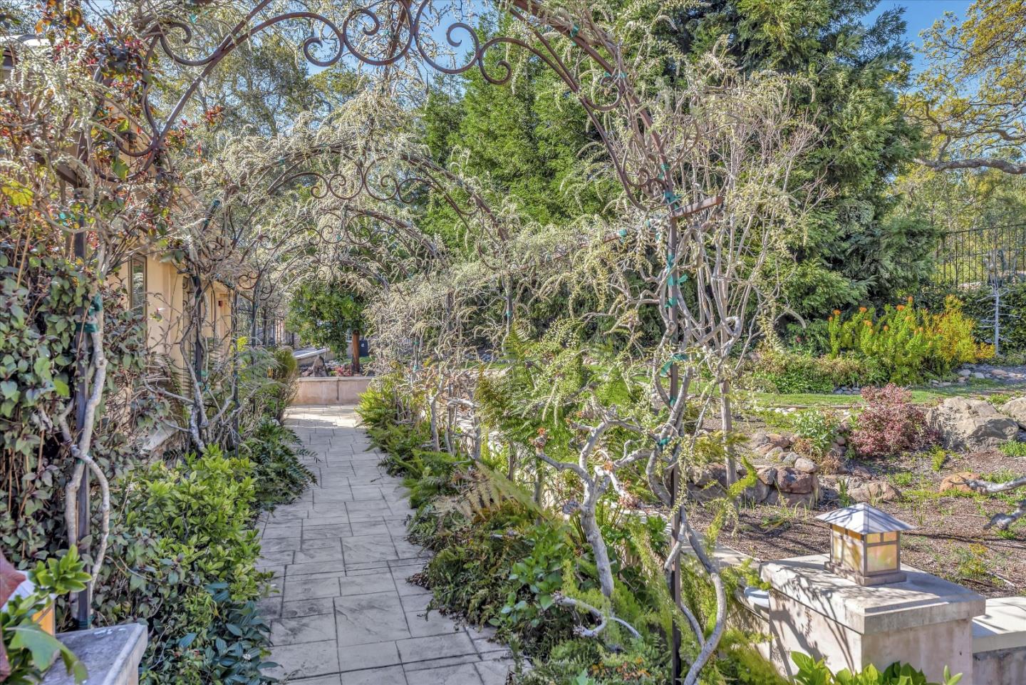 Detail Gallery Image 19 of 44 For 28025 Natoma Rd, Los Altos Hills,  CA 94022 - 5 Beds | 7/2 Baths