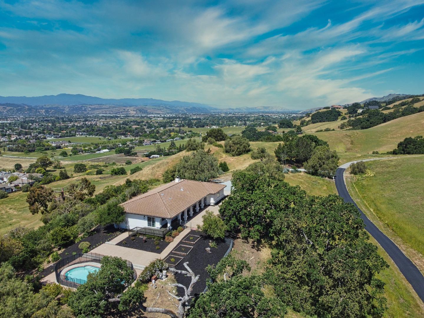 Detail Gallery Image 7 of 39 For 17101 Kruse Ranch Lane, Morgan Hill,  CA 95037 - 4 Beds | 2/1 Baths