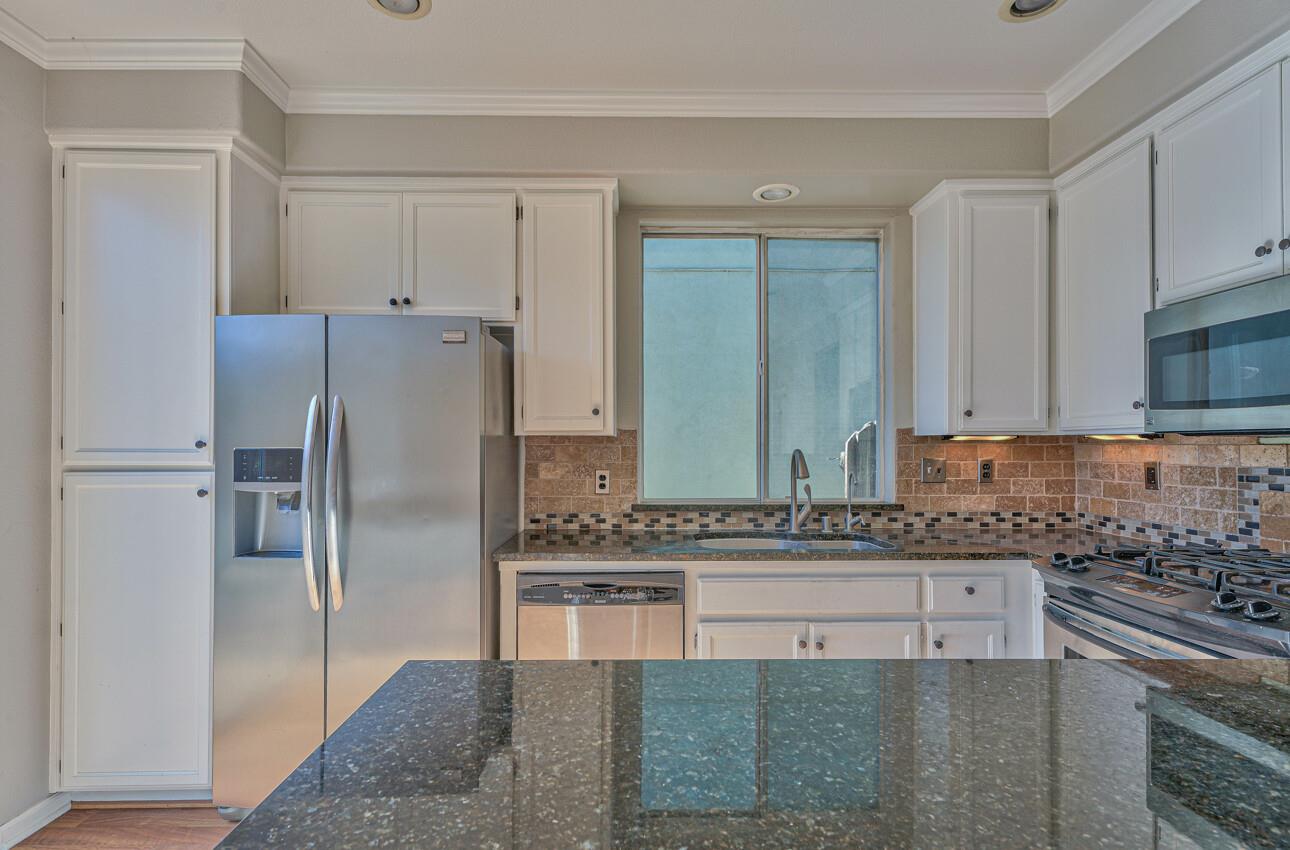 Detail Gallery Image 10 of 26 For 247 Holland Cir, Hollister,  CA 95023 - 3 Beds | 2/1 Baths