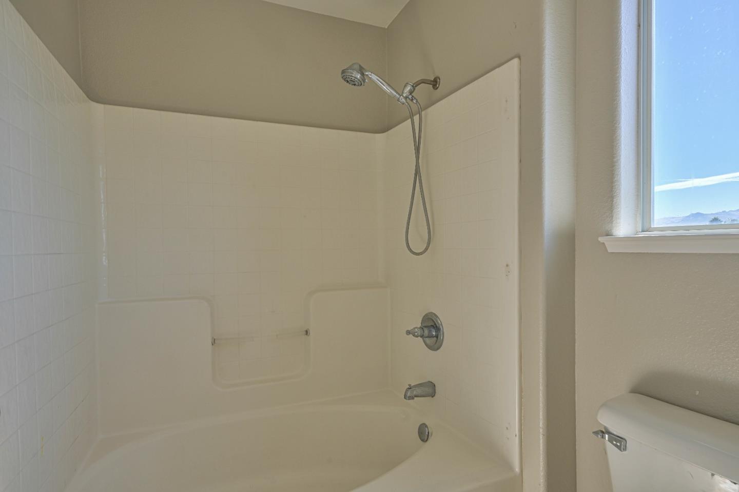 Detail Gallery Image 17 of 26 For 247 Holland Cir, Hollister,  CA 95023 - 3 Beds | 2/1 Baths
