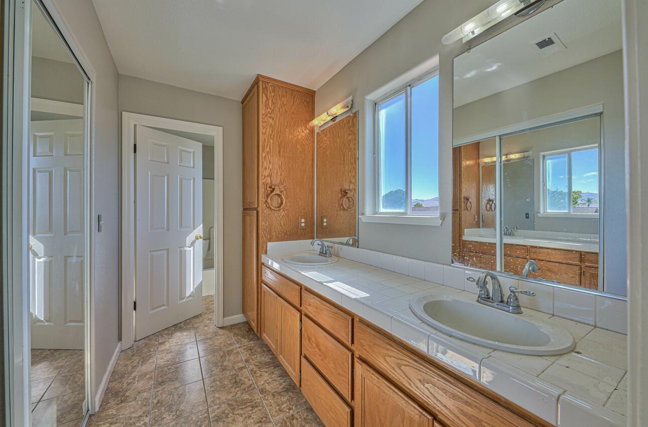 Detail Gallery Image 18 of 26 For 247 Holland Cir, Hollister,  CA 95023 - 3 Beds | 2/1 Baths