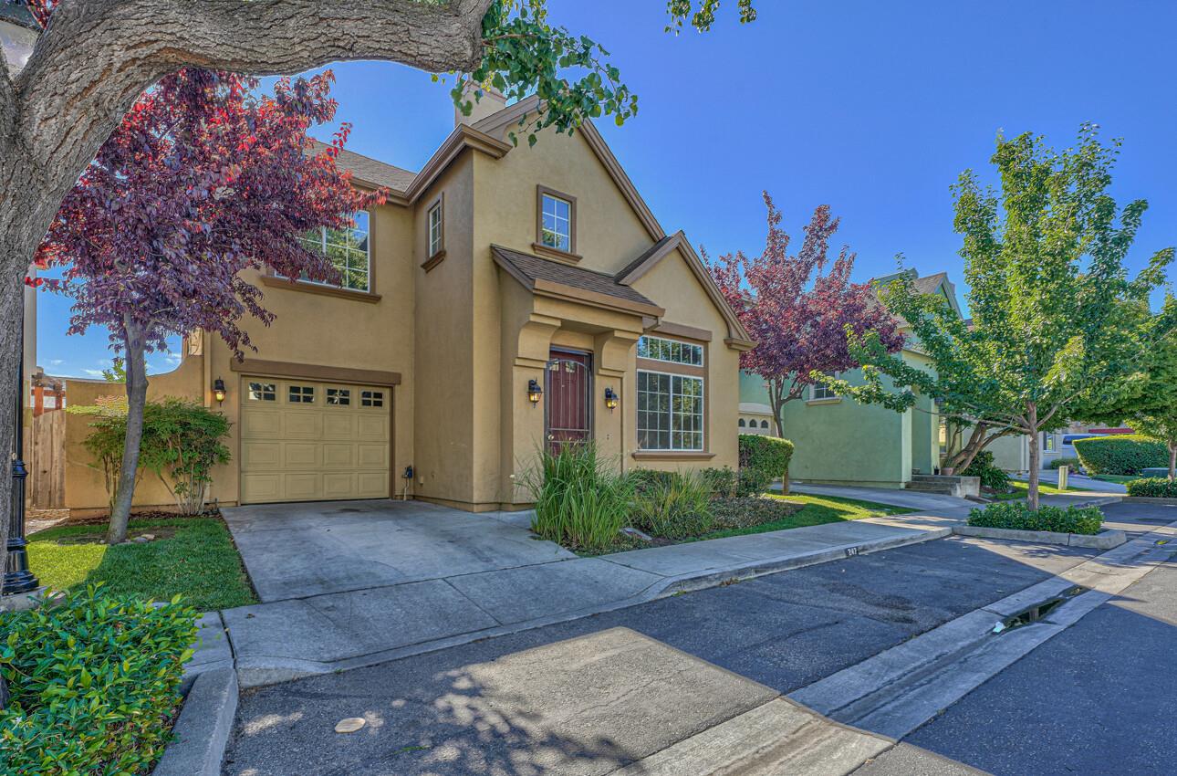 Detail Gallery Image 2 of 26 For 247 Holland Cir, Hollister,  CA 95023 - 3 Beds | 2/1 Baths
